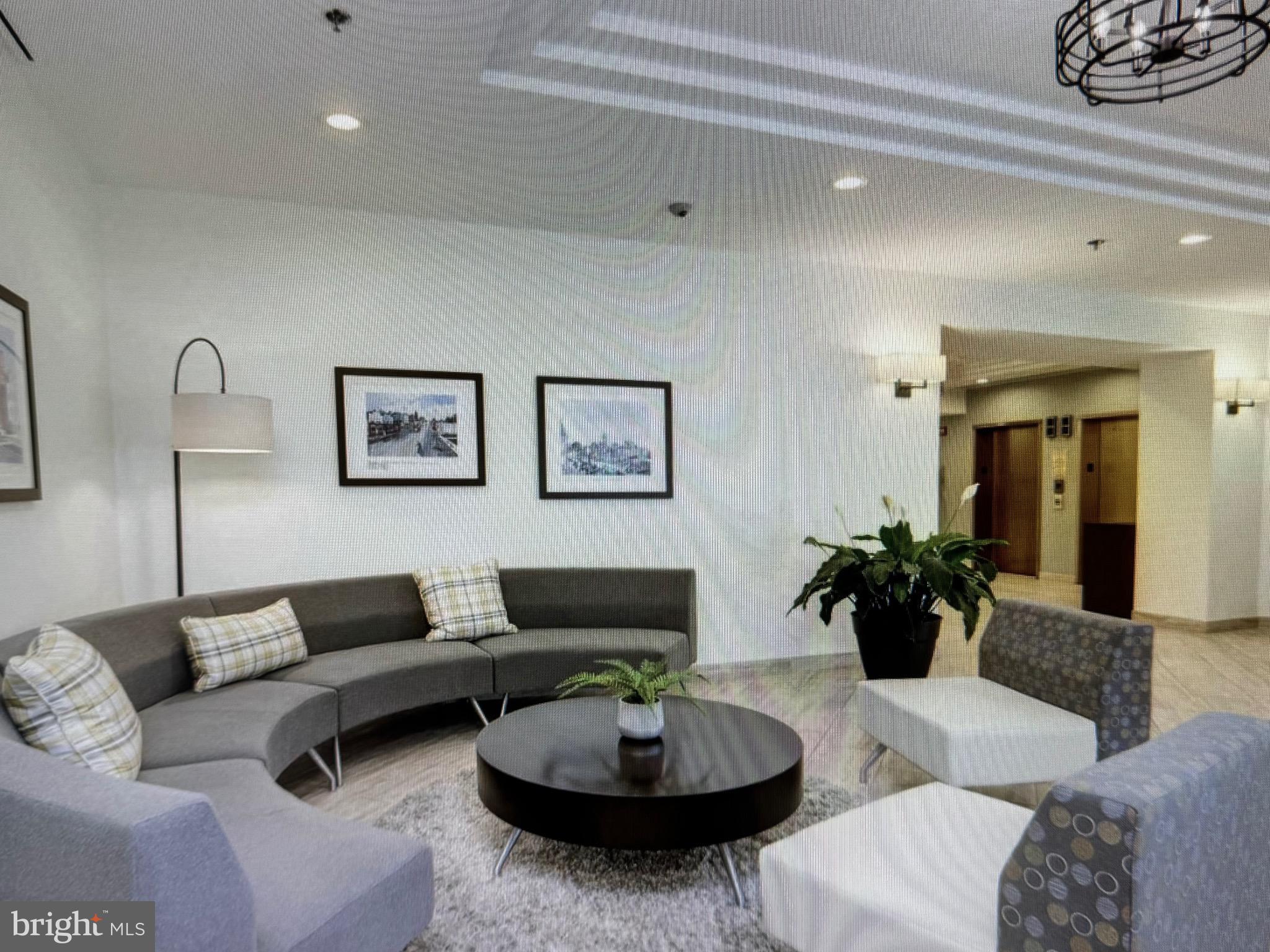 24 COURTHOUSE SQUARE 607