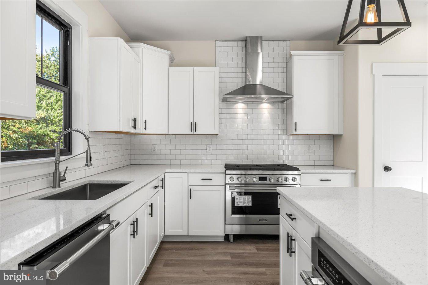 HUNTINGTON HILLS - Residential