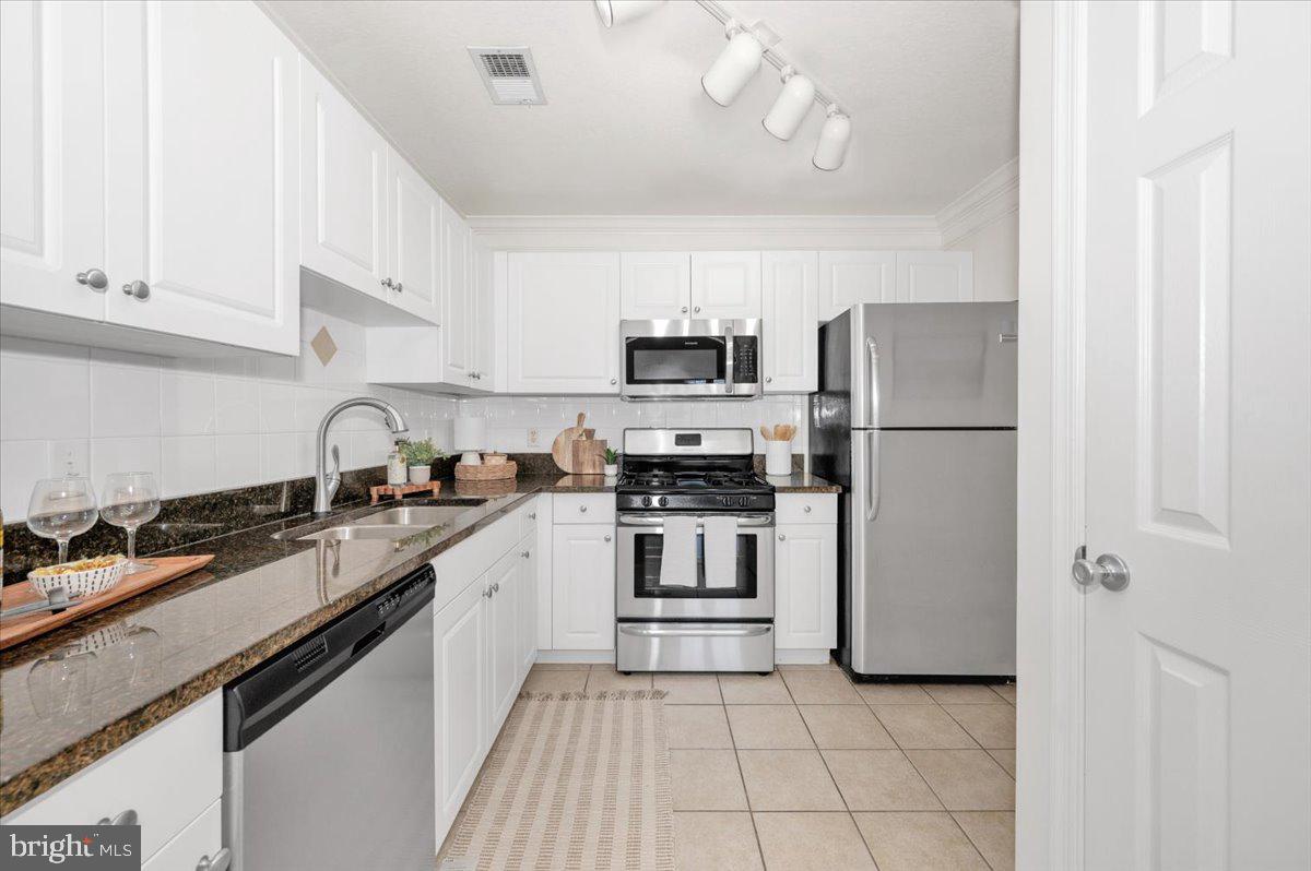 THE COLONNADE AT KENTLANDS - Residential