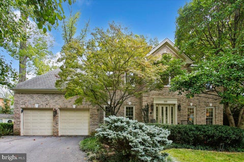 Photo of 309 Springwood Court NE, VIENNA, VA 22180 (MLS # VAFX2342220)