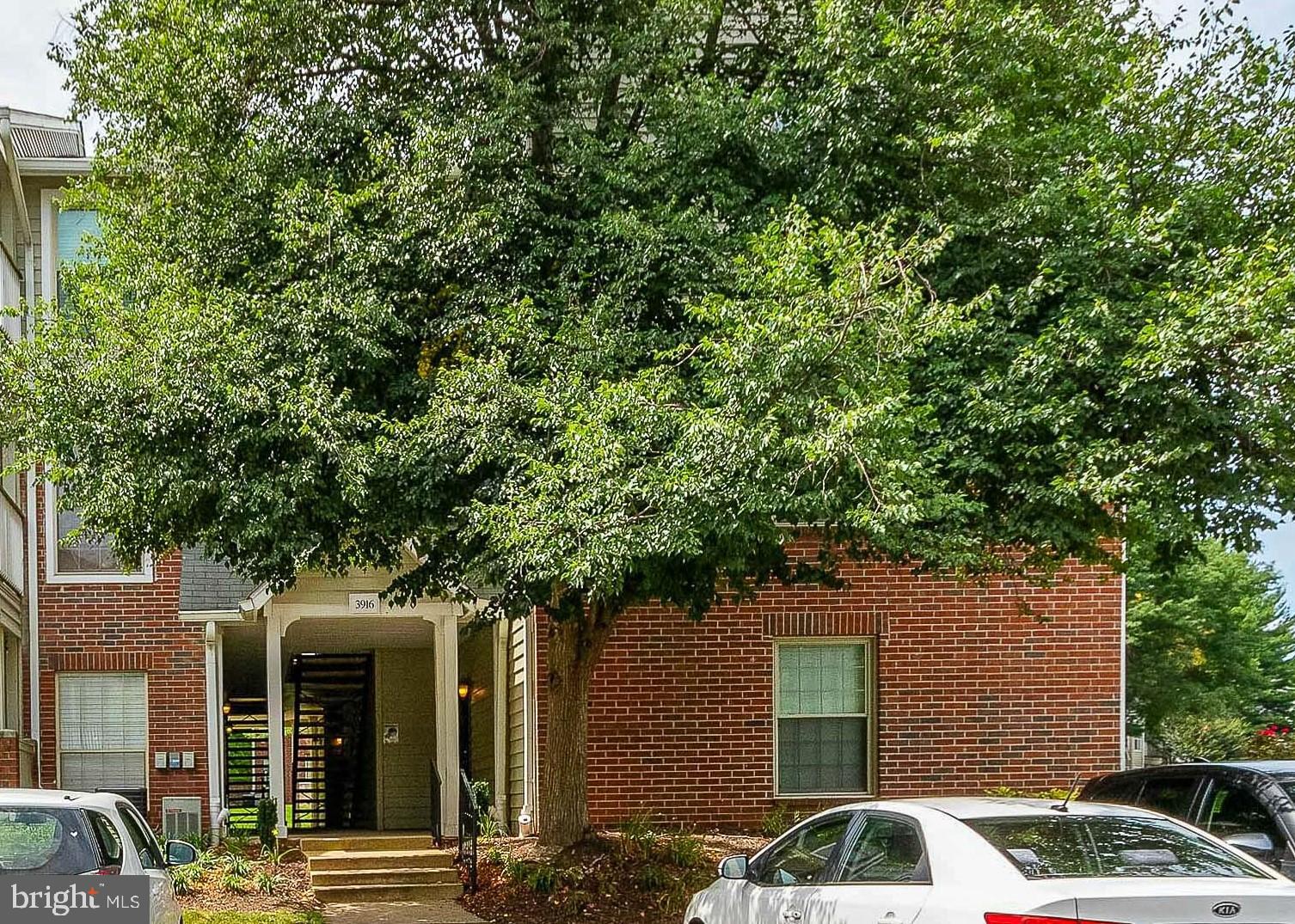 PENDERBROOK SQUARE CONDOMINIUMS - Residential