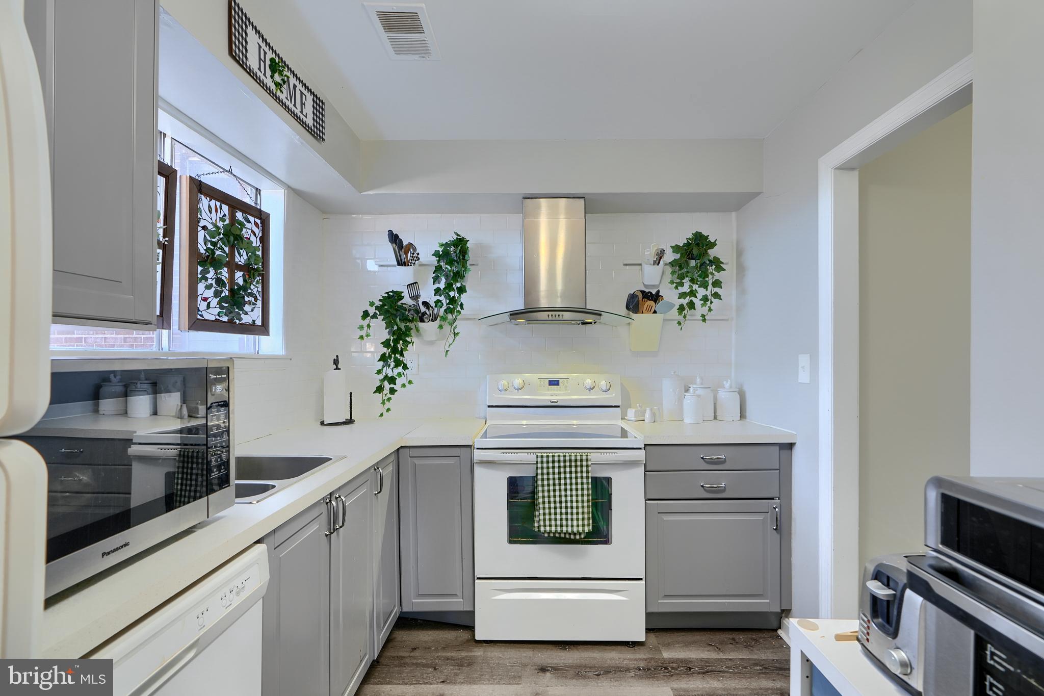 MOORES MILL MANOR - Residential