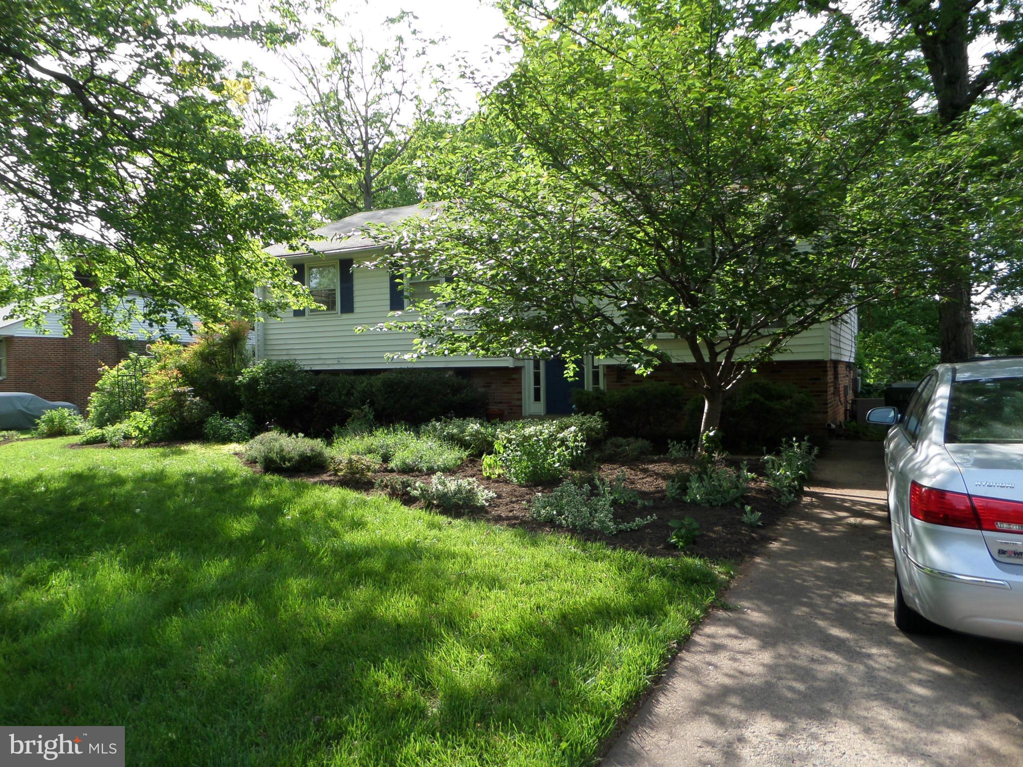 COUNTRY CLUB MANOR - Residential