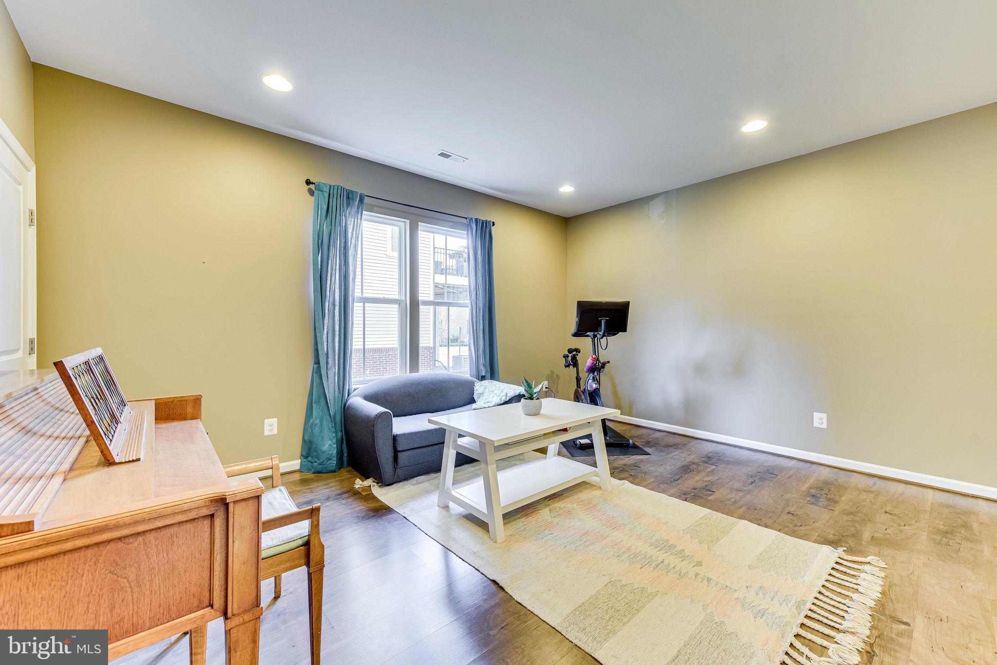 ONE LOUDOUN - Residential