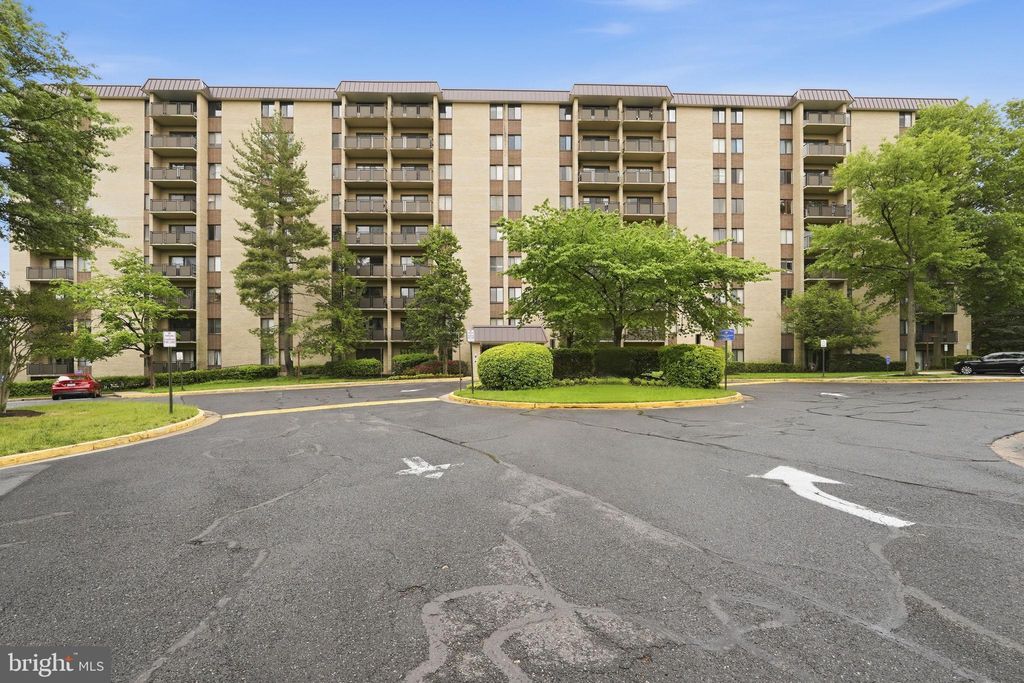 Photo of 3101 S Manchester Street #315, FALLS CHURCH, VA 22044 (MLS # VAFX2310468)