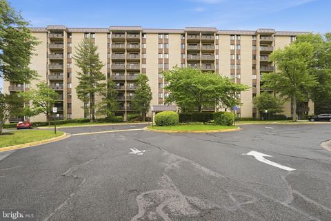 Photo of 3101 S Manchester Street #315, FALLS CHURCH, VA 22044 (MLS # VAFX2310468)