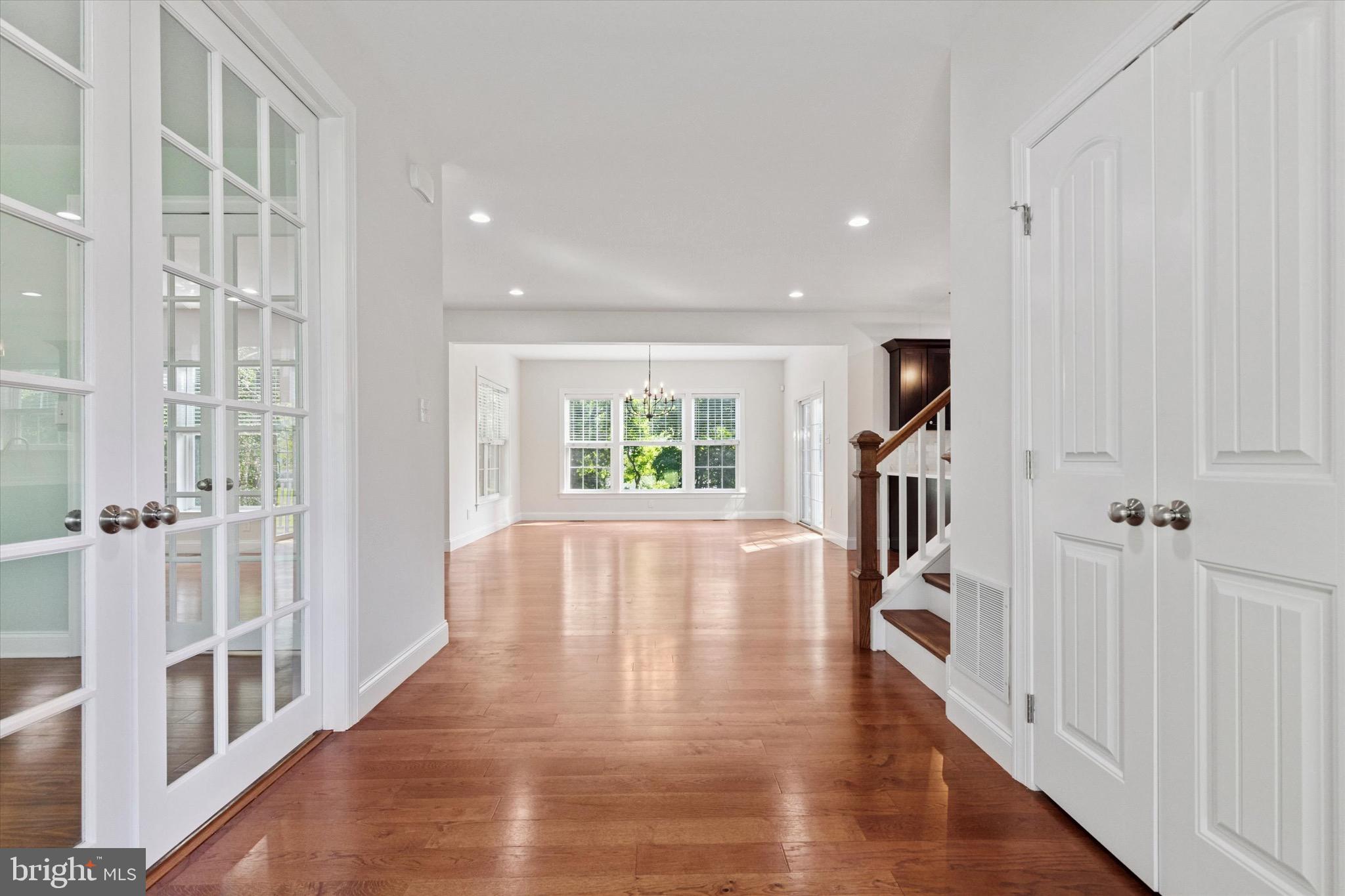 10 ROBINS LANE