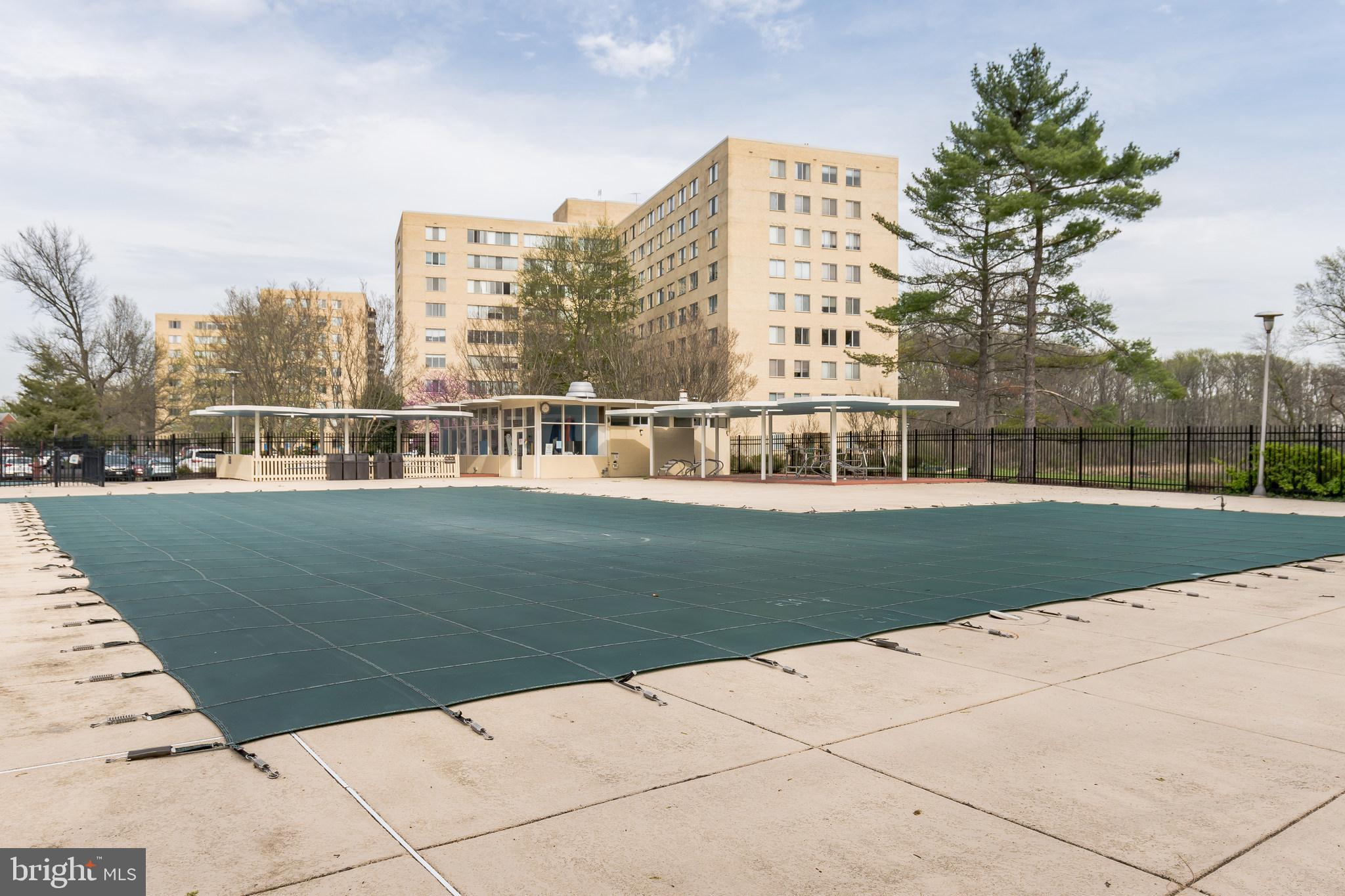 RIVER TOWERS - Residential Lease