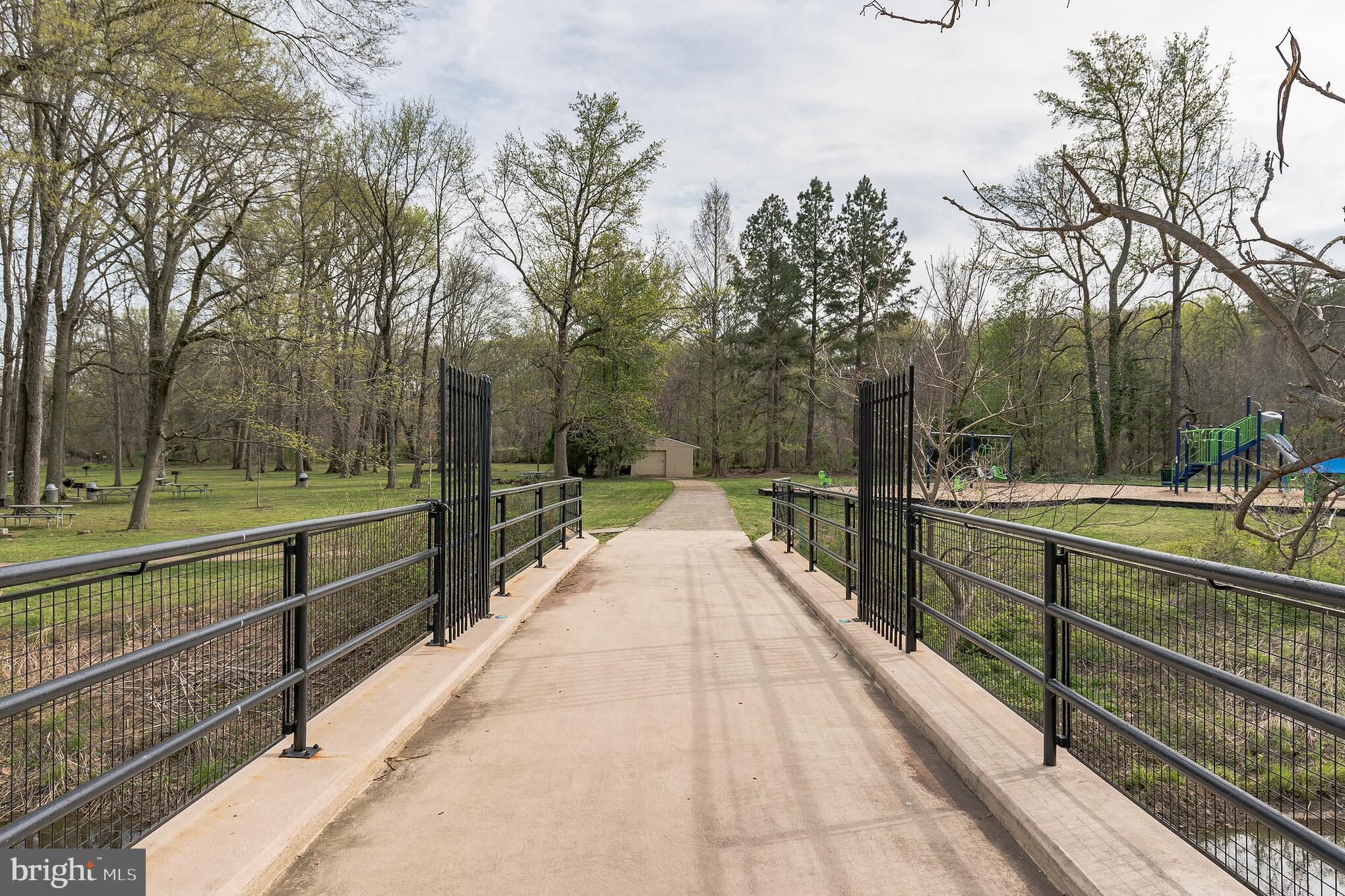 RIVER TOWERS - Residential Lease