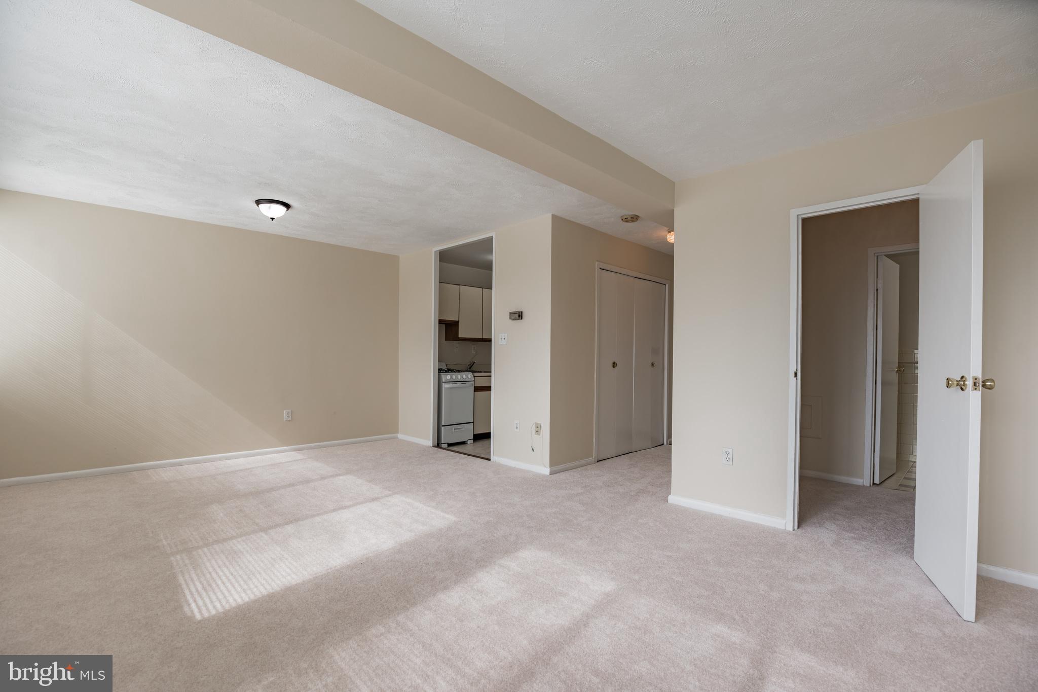 RIVER TOWERS - Residential Lease