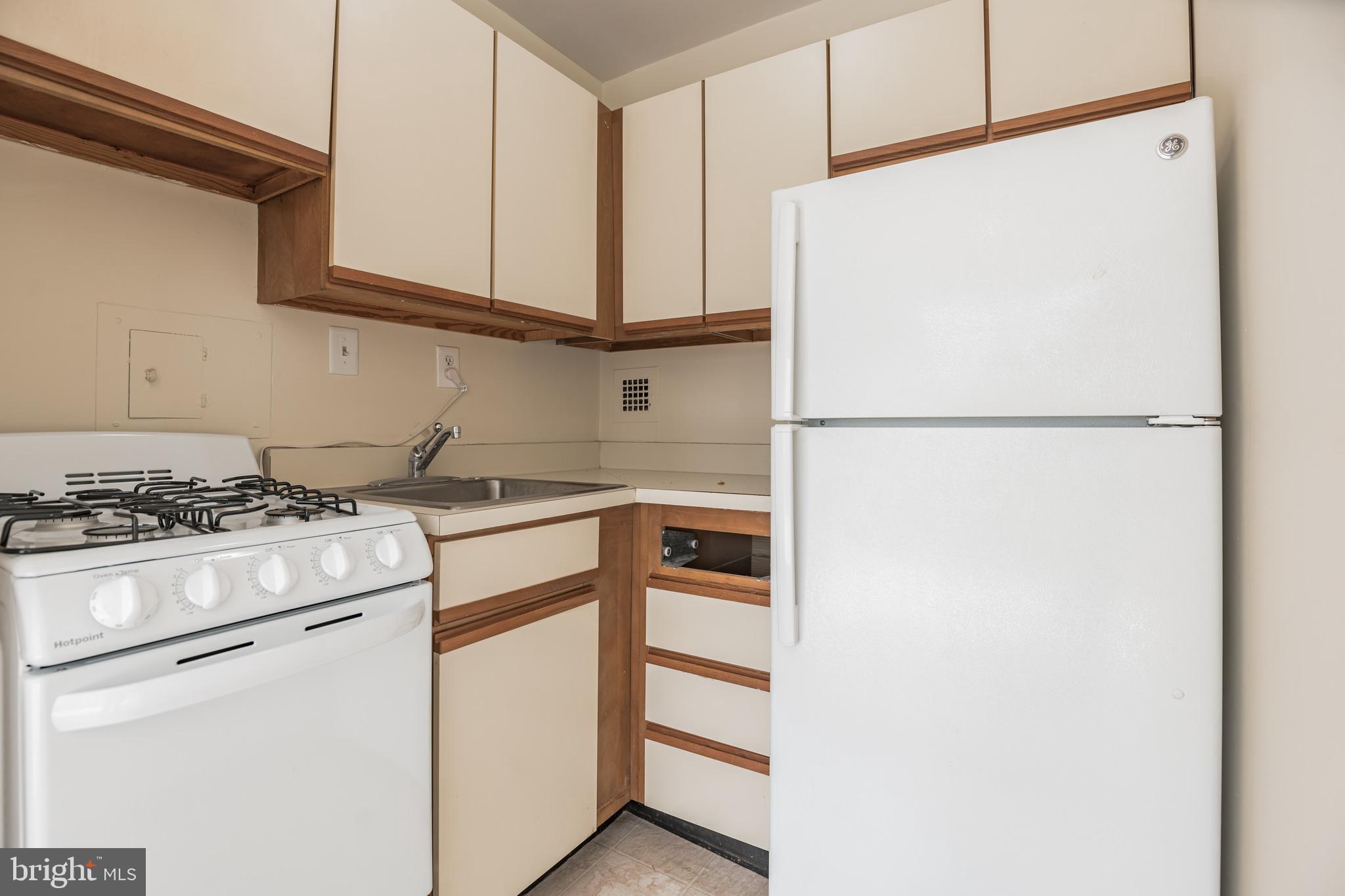 RIVER TOWERS - Residential Lease