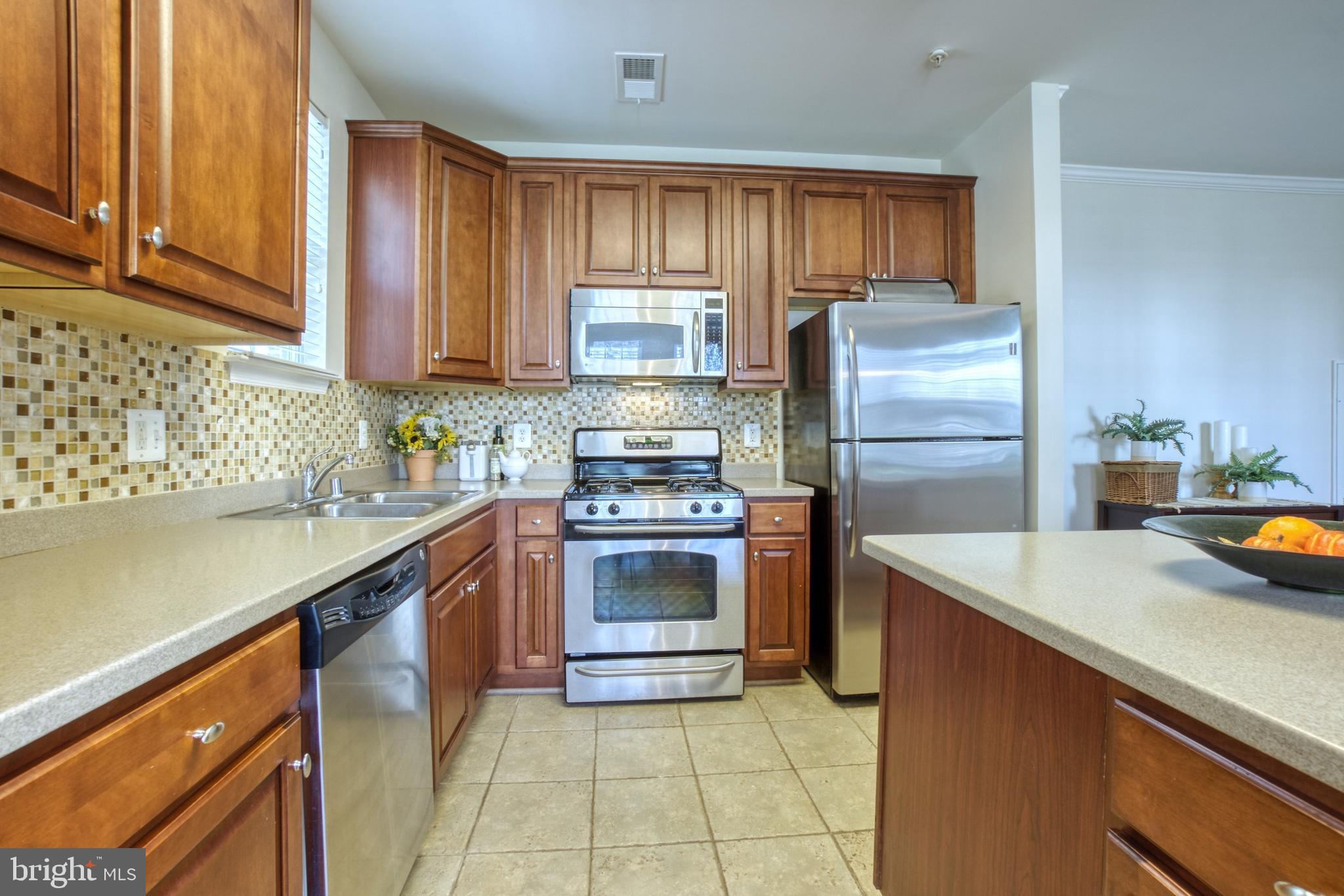 COMMONS ON POTOMAC SQUARE - Residential