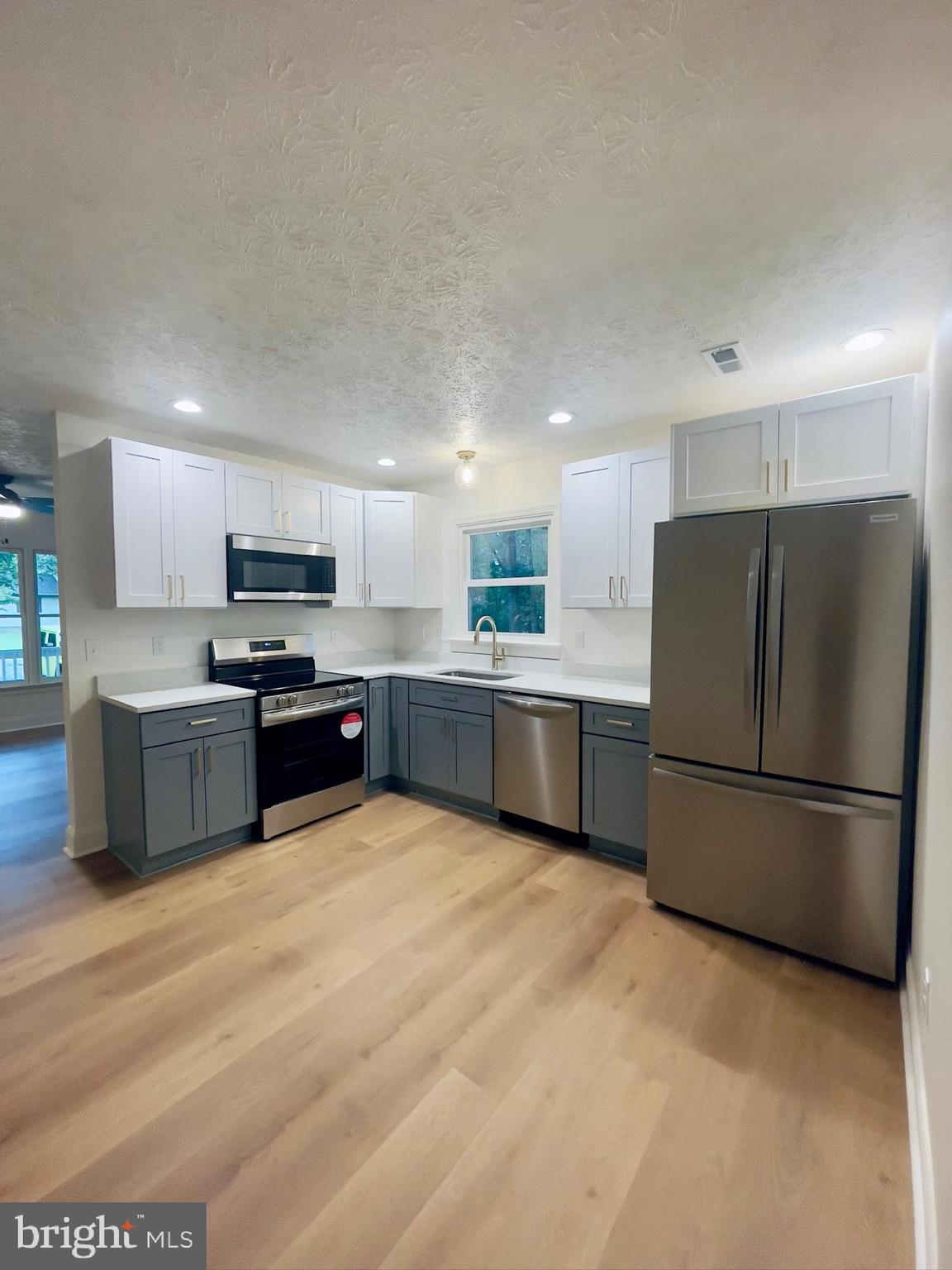 LAKE LAND - Residential