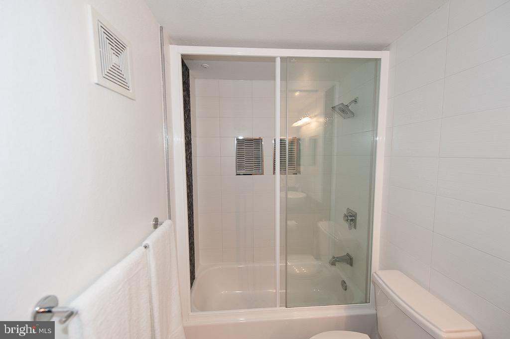 GATES OF MCLEAN - Residential Lease