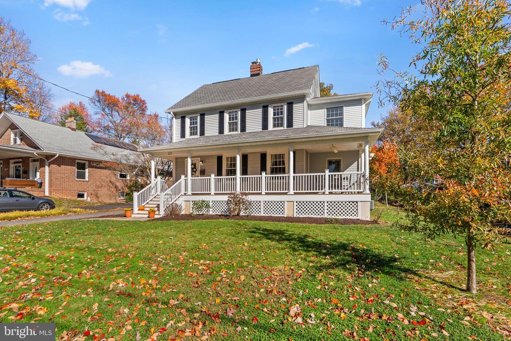 Photo of 121 Forest Drive, BALTIMORE, MD 21228 (MLS # MDBC2141506)