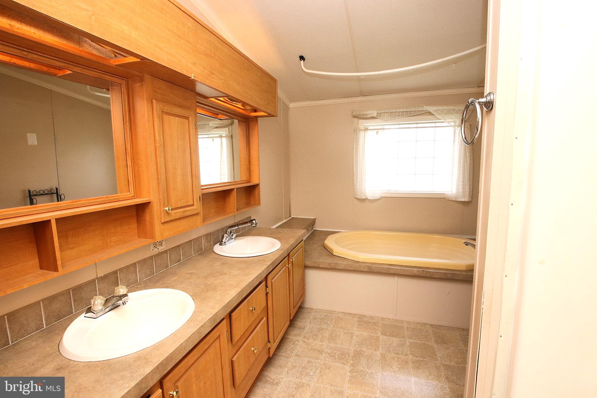 LAKESIDE VILLAGE - Residential