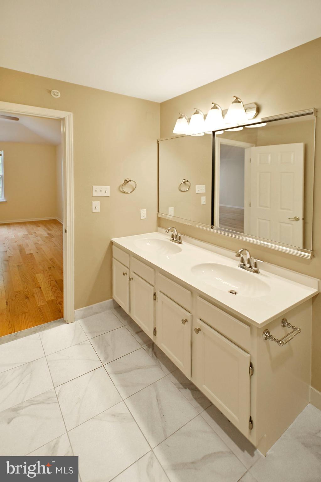 WILSHIRE HUNT - Residential Lease