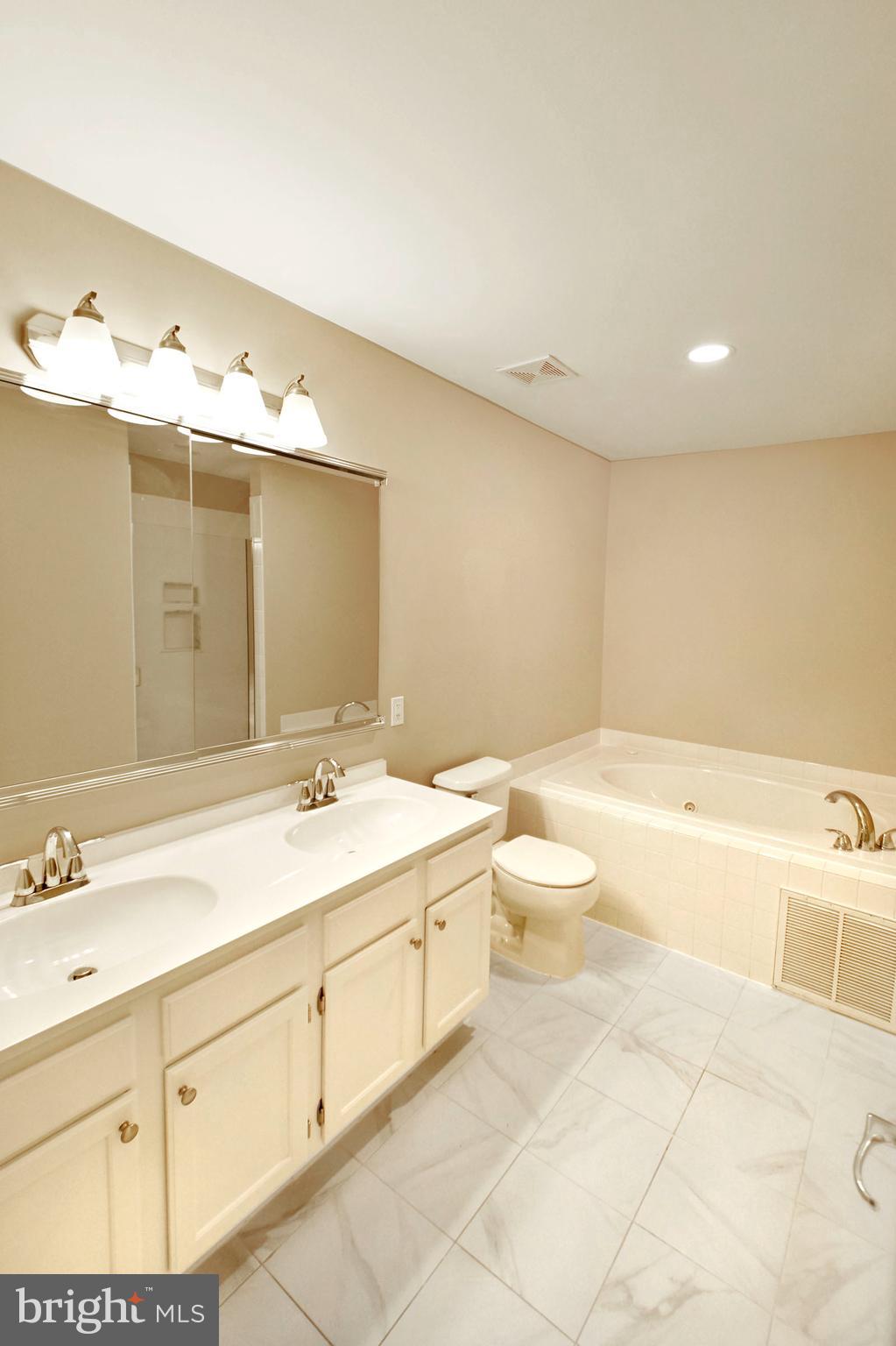 WILSHIRE HUNT - Residential Lease