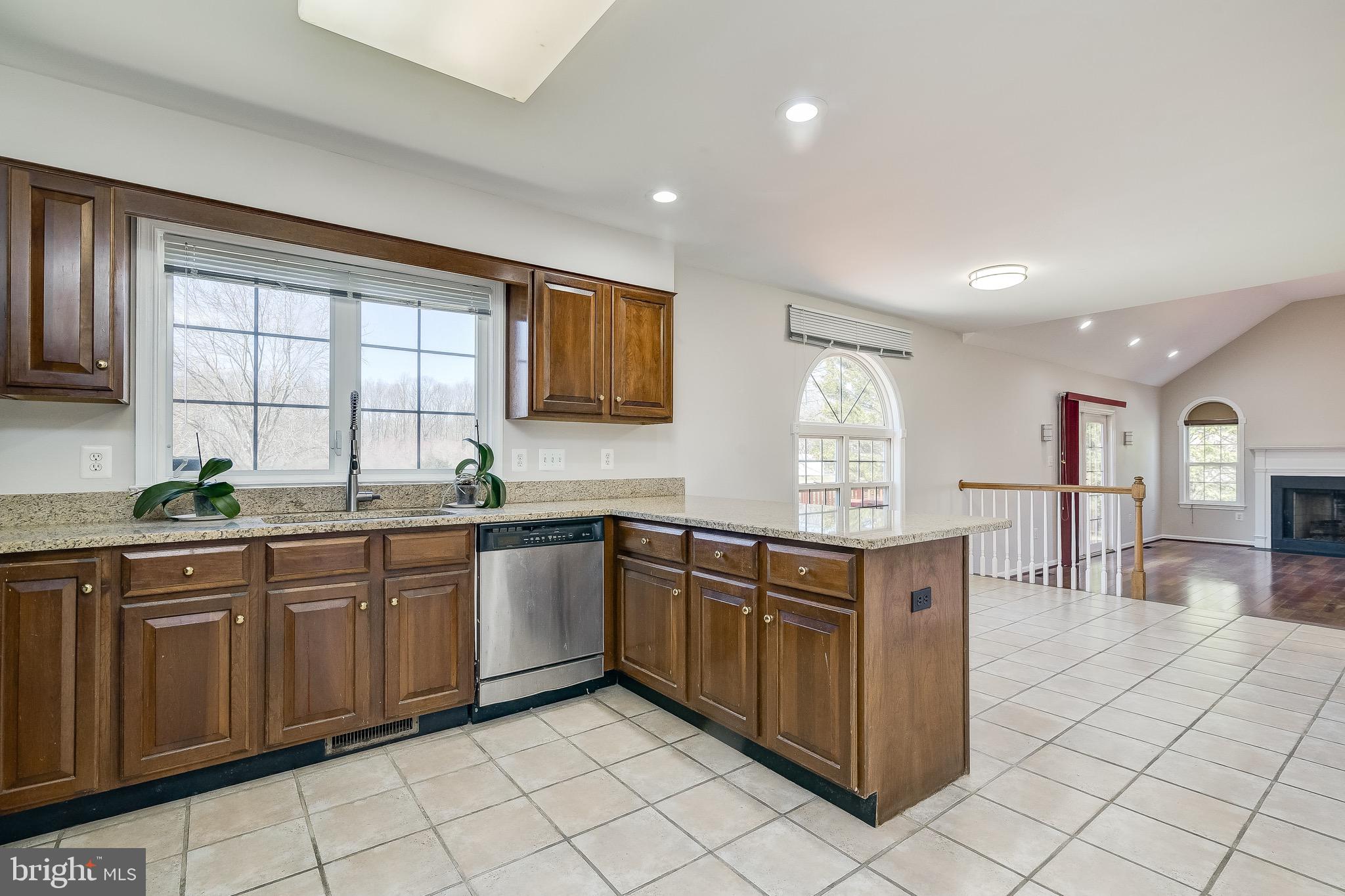 LAYTONSVILLE KNOLLS - Residential Lease