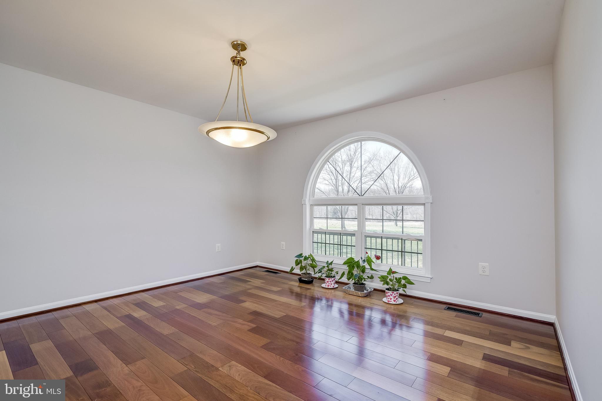 LAYTONSVILLE KNOLLS - Residential Lease