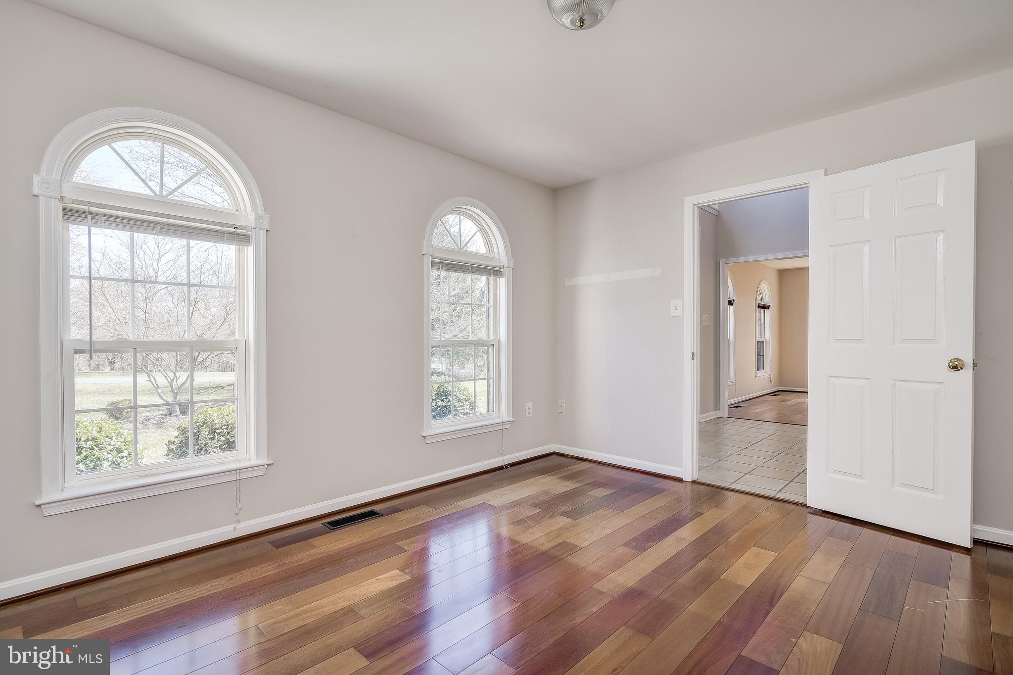 LAYTONSVILLE KNOLLS - Residential Lease