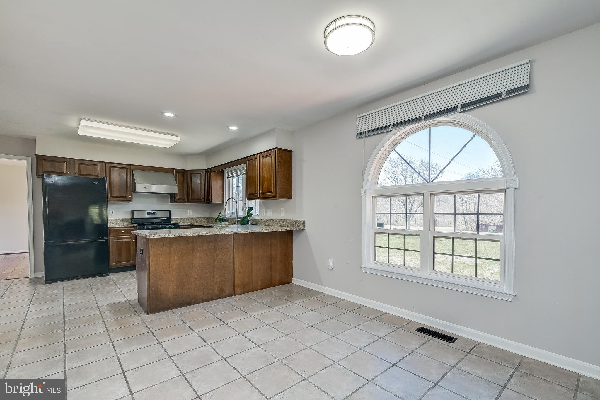 LAYTONSVILLE KNOLLS - Residential Lease