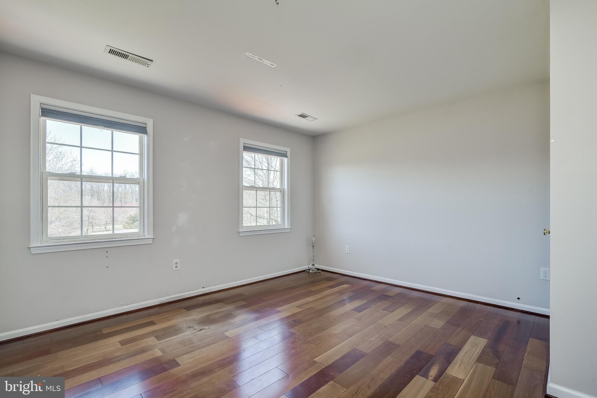 LAYTONSVILLE KNOLLS - Residential Lease