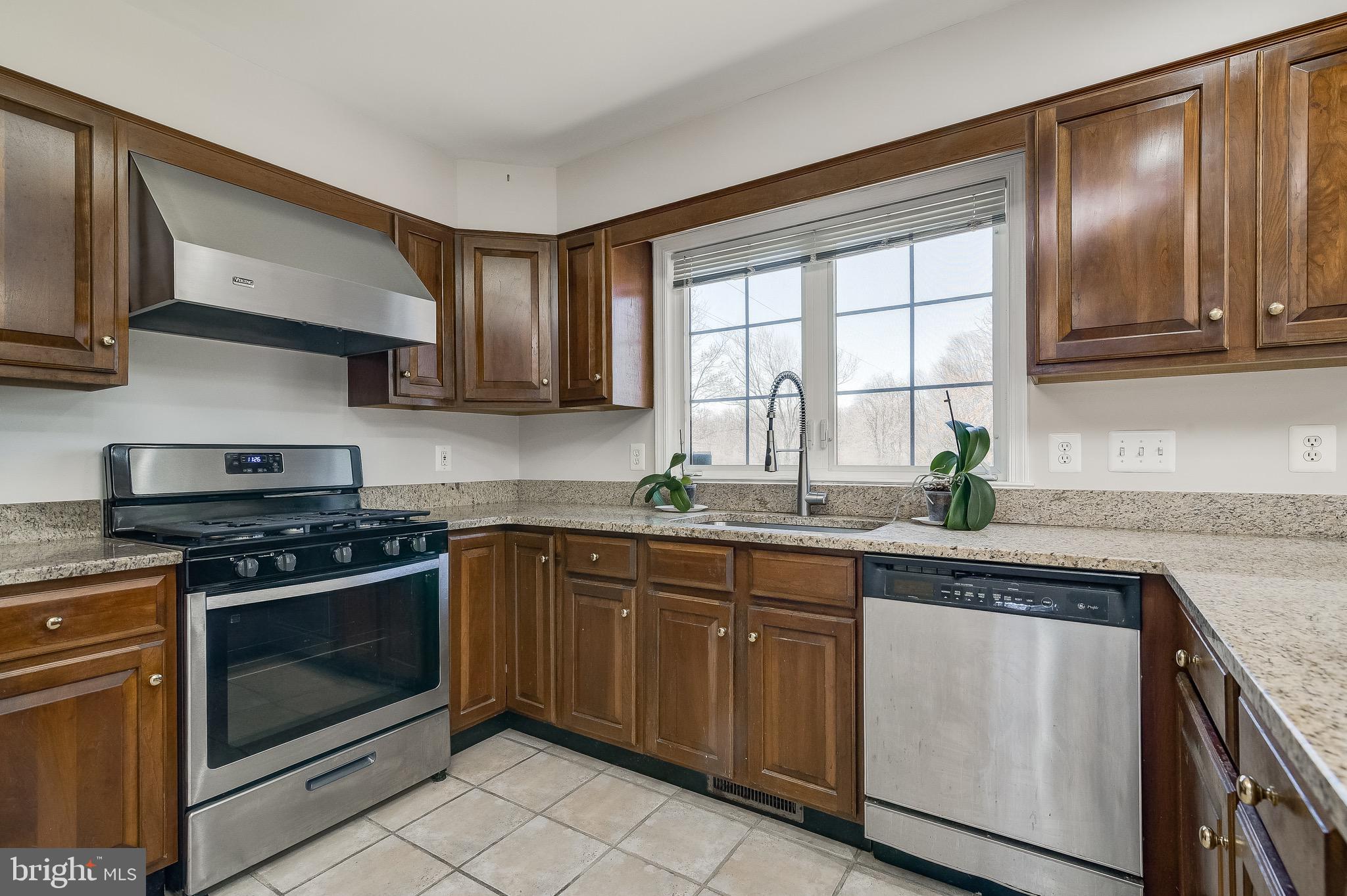 LAYTONSVILLE KNOLLS - Residential Lease