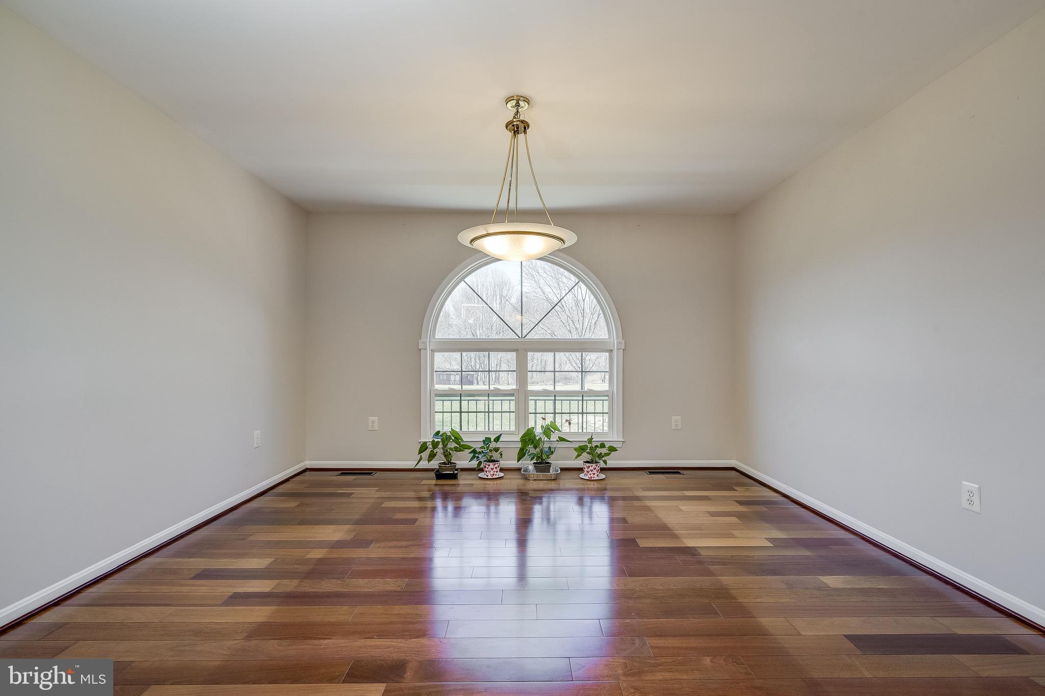 LAYTONSVILLE KNOLLS - Residential Lease