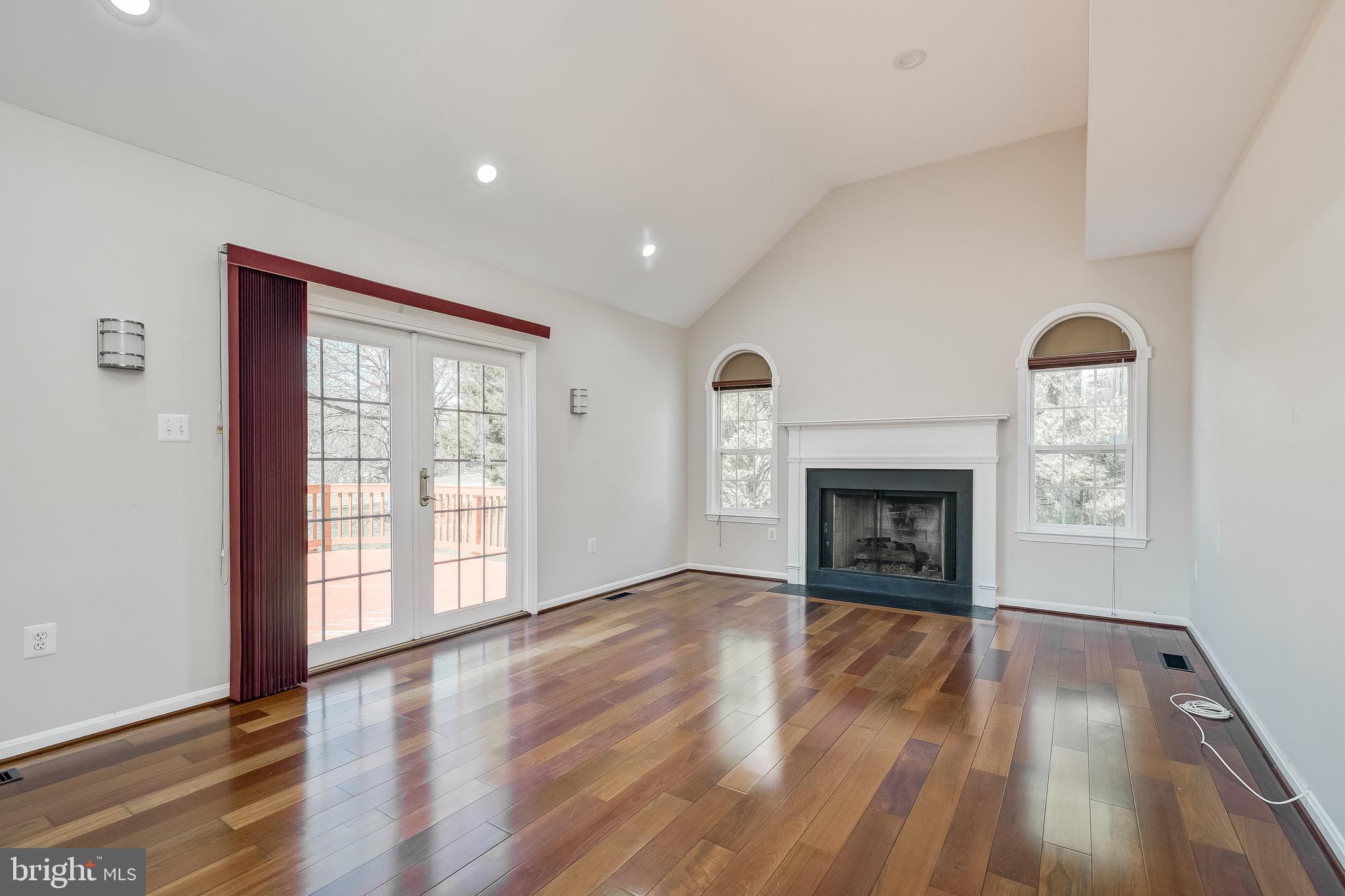 LAYTONSVILLE KNOLLS - Residential Lease