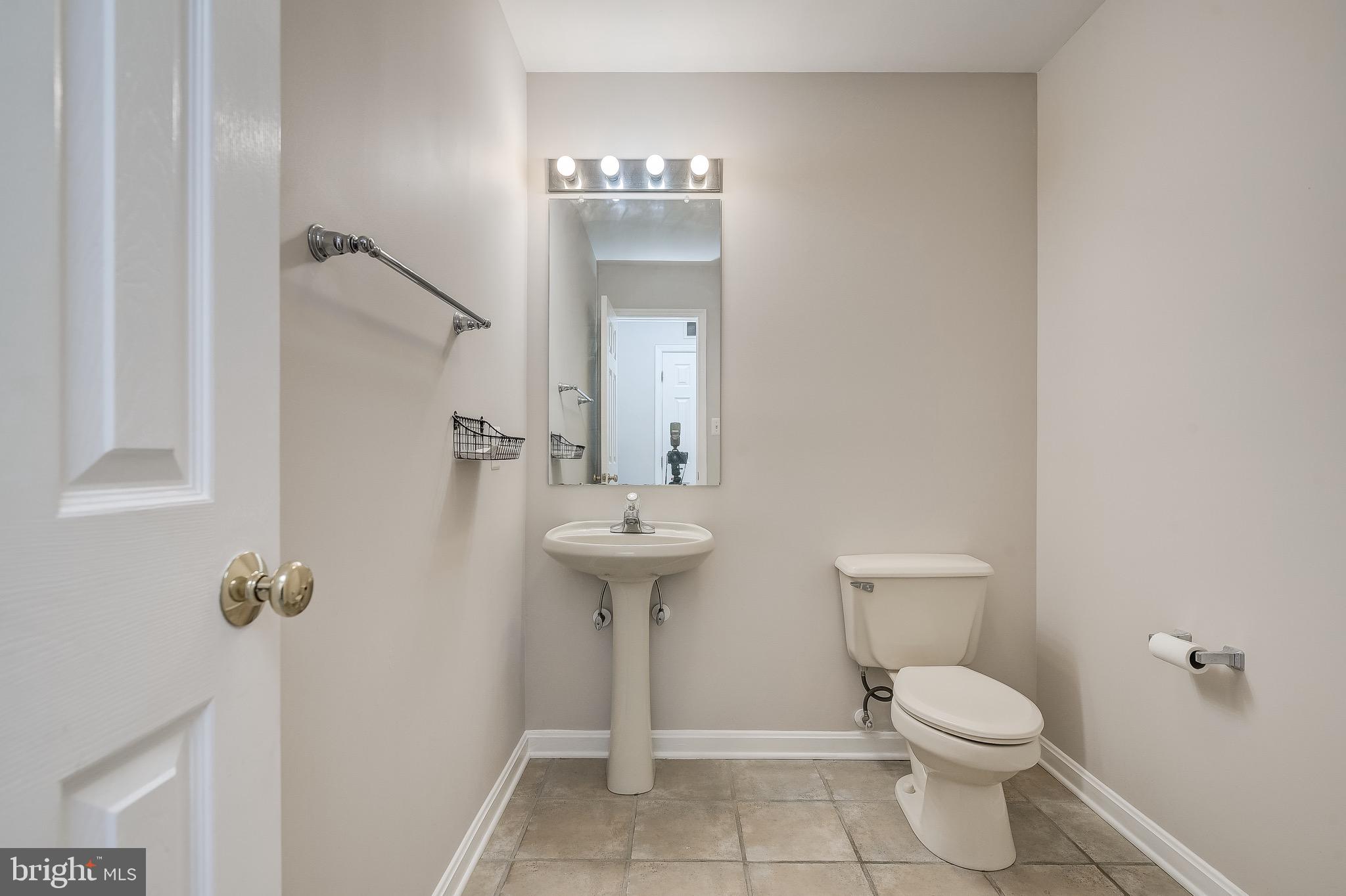 LAYTONSVILLE KNOLLS - Residential Lease