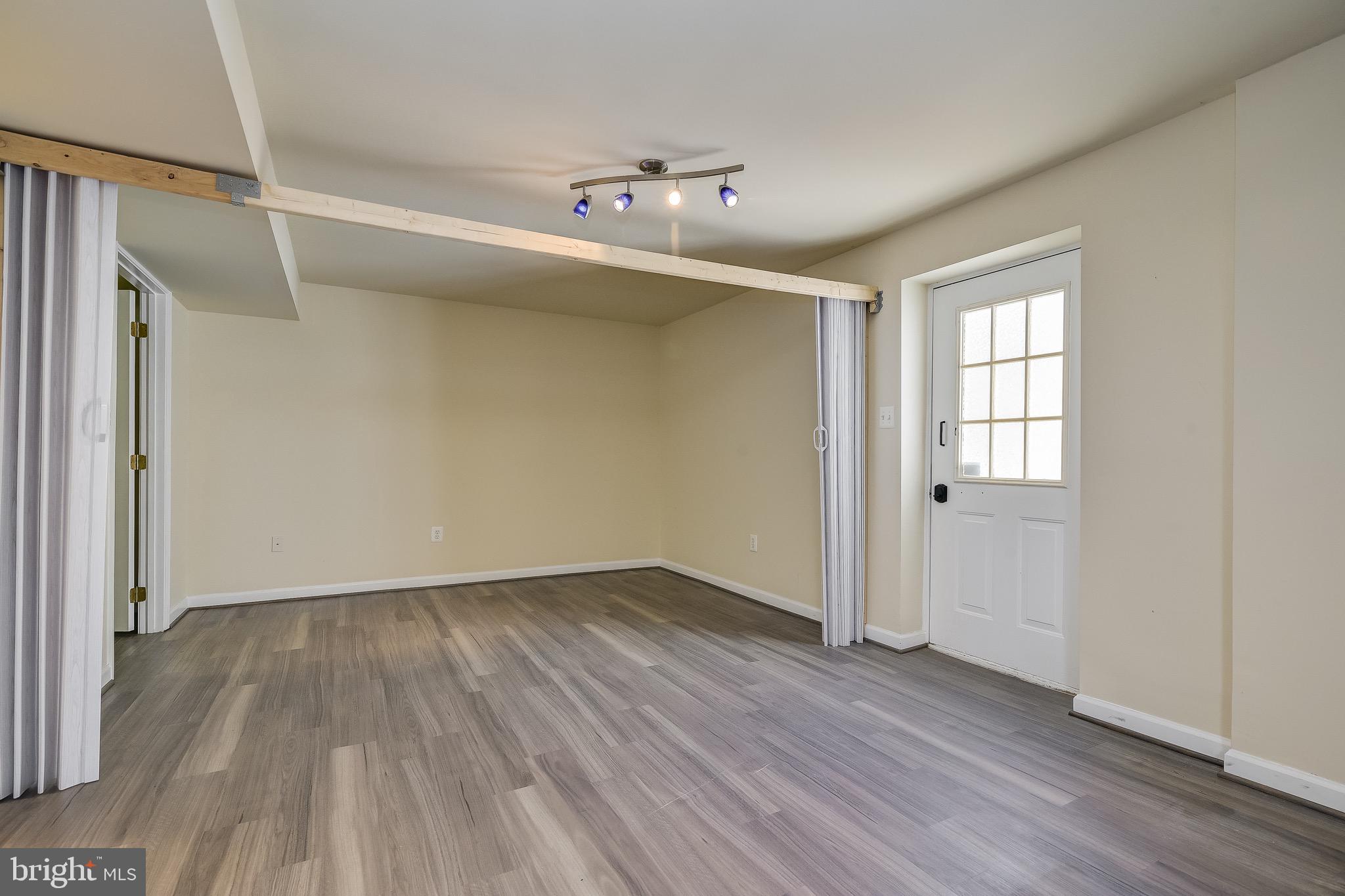 LAYTONSVILLE KNOLLS - Residential Lease