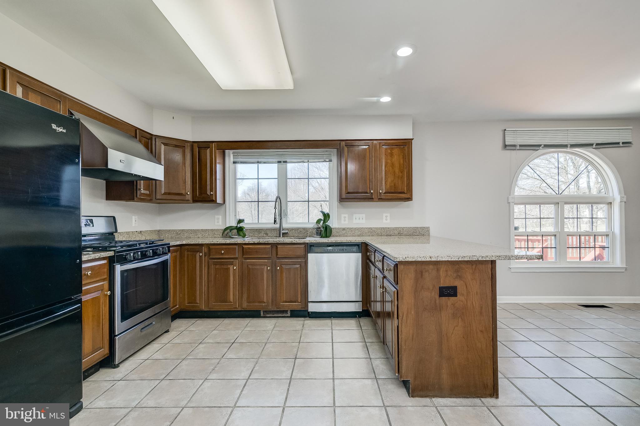 LAYTONSVILLE KNOLLS - Residential Lease