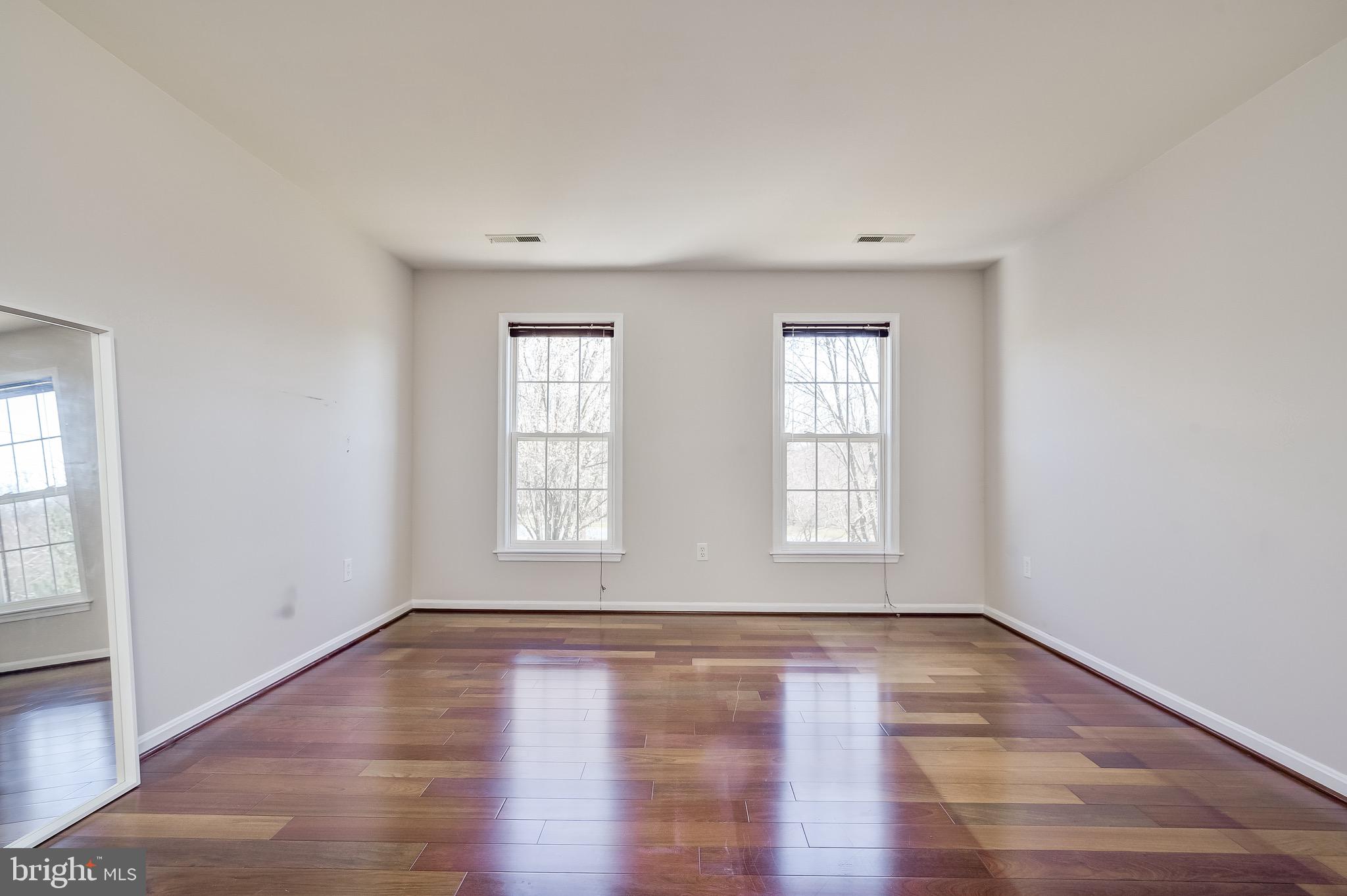 LAYTONSVILLE KNOLLS - Residential Lease