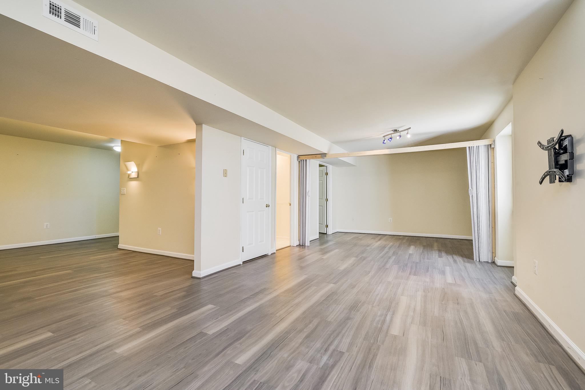 LAYTONSVILLE KNOLLS - Residential Lease