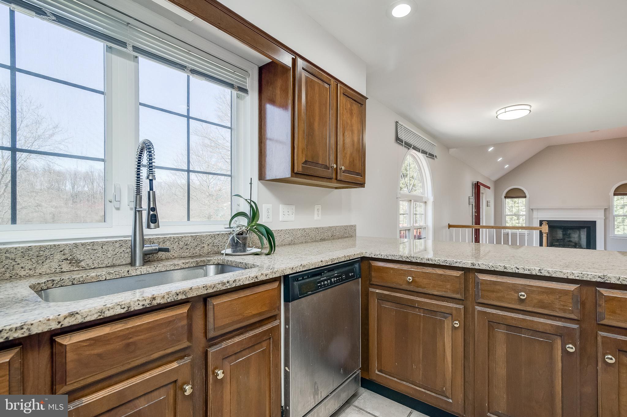 LAYTONSVILLE KNOLLS - Residential Lease