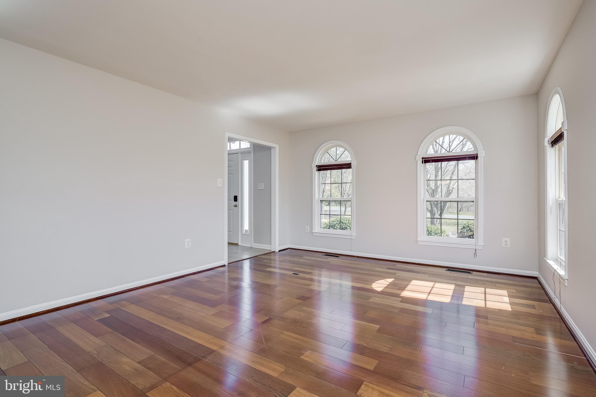 LAYTONSVILLE KNOLLS - Residential Lease