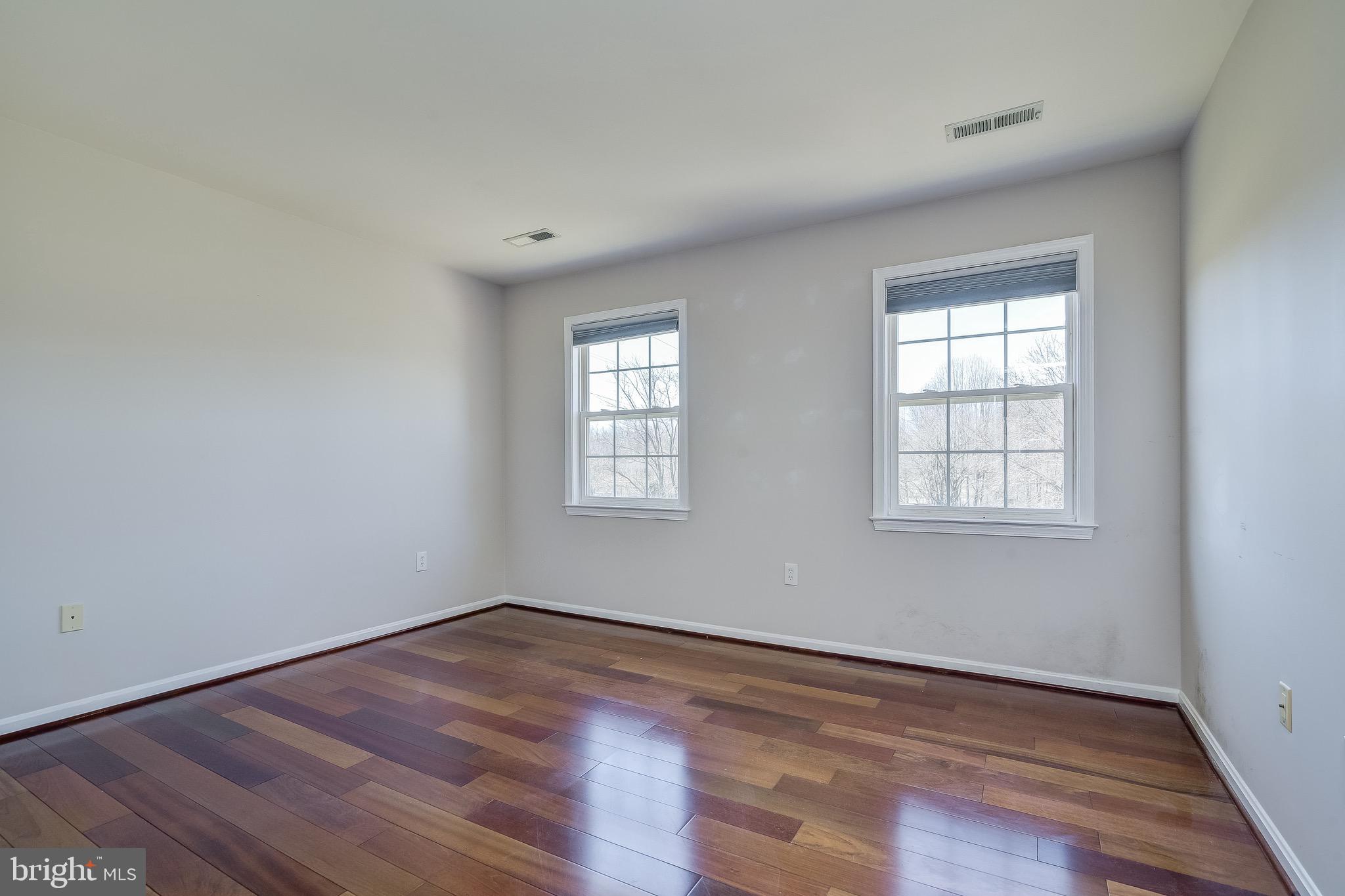 LAYTONSVILLE KNOLLS - Residential Lease