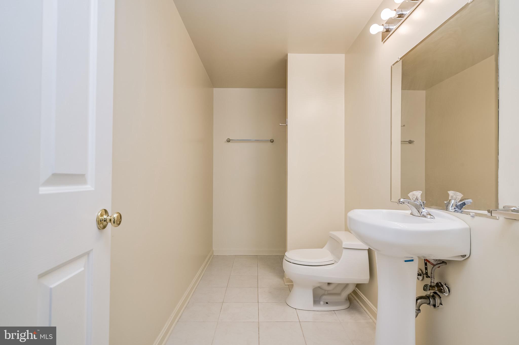 LAYTONSVILLE KNOLLS - Residential Lease