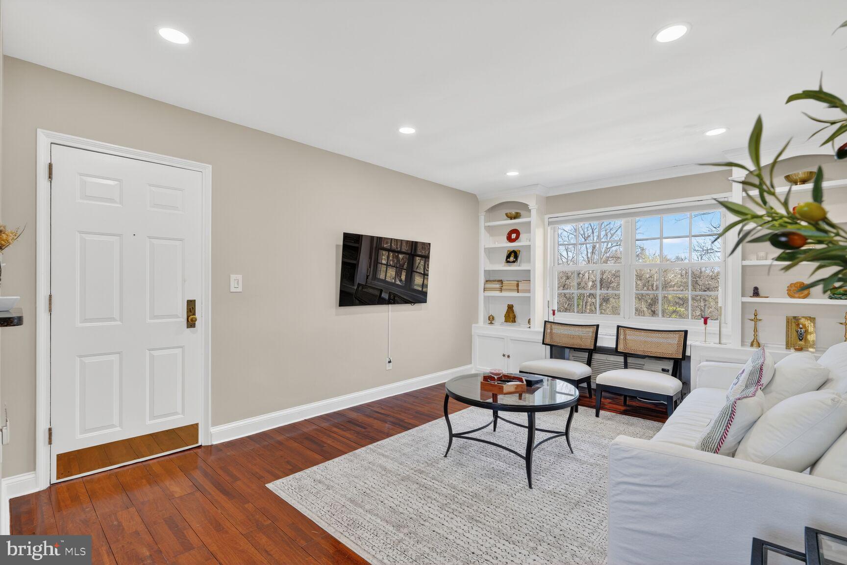 1718 W ABINGDON DRIVE 201