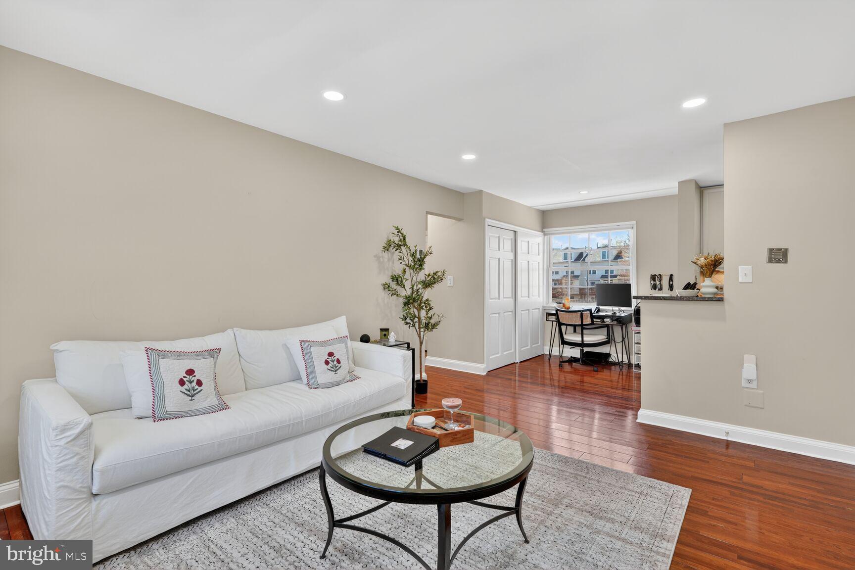 1718 W ABINGDON DRIVE 201