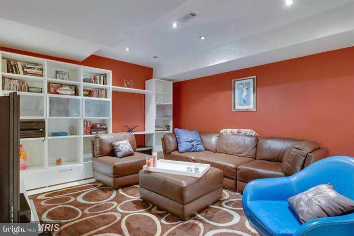 KING HENRY COURT - Residential Lease