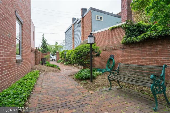 KING HENRY COURT - Residential Lease