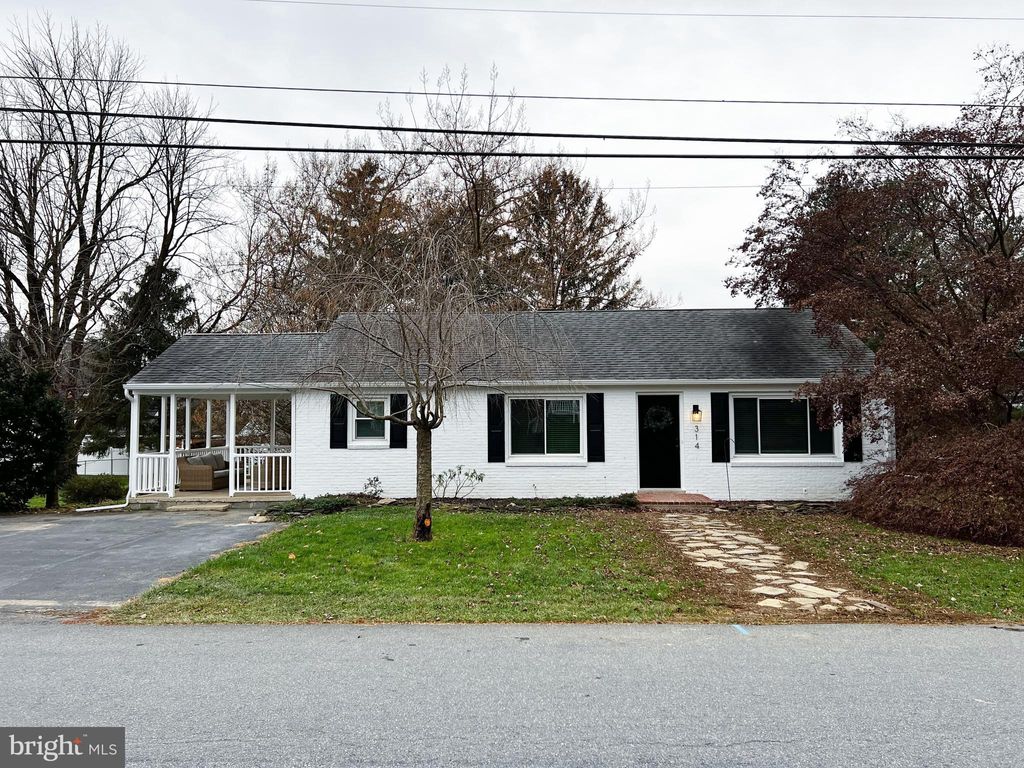 Photo of 314 Dahlia Road, Lancaster, PA 17602 (MLS # PALA2044408)