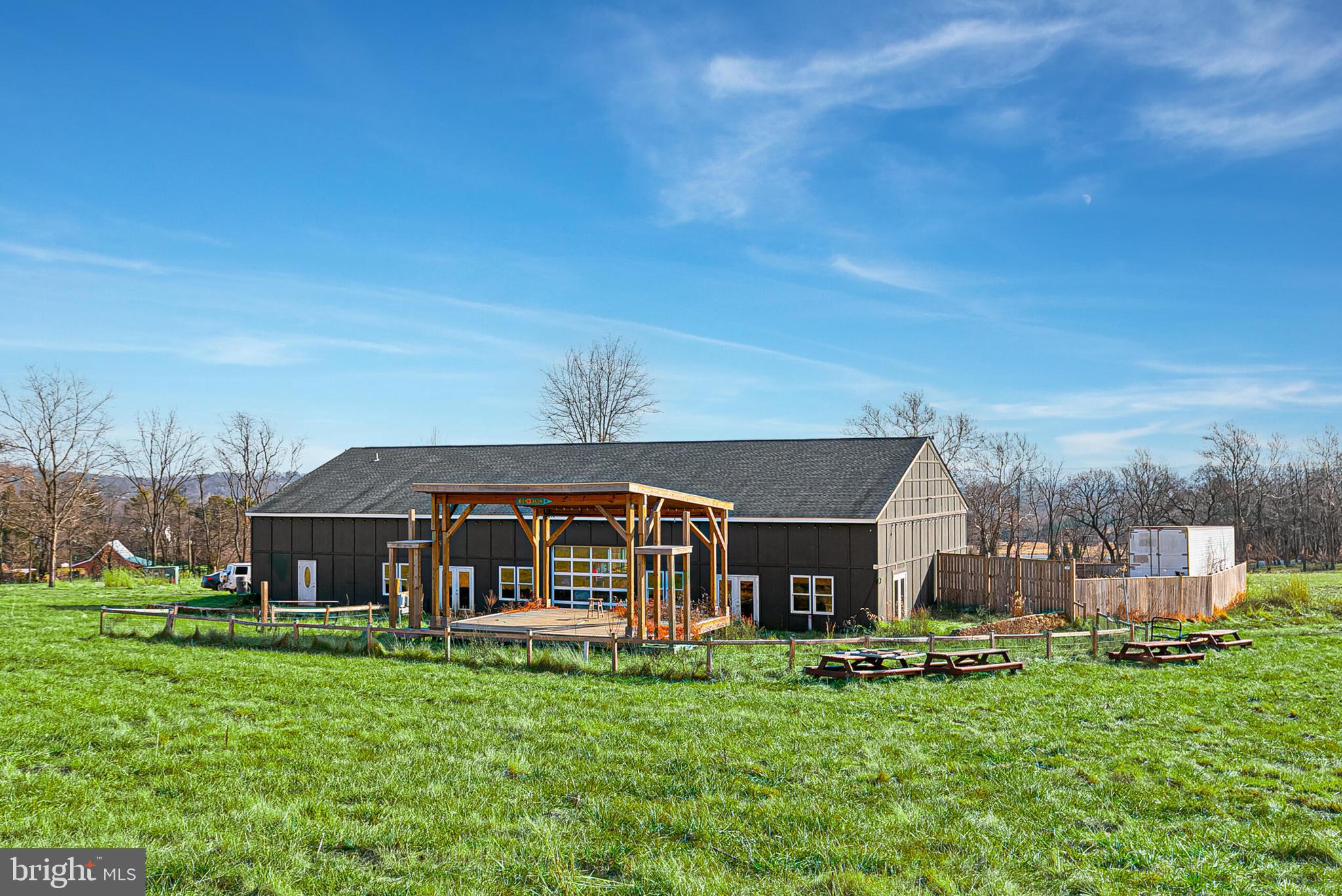 ROUND HILL - Commercial Sale