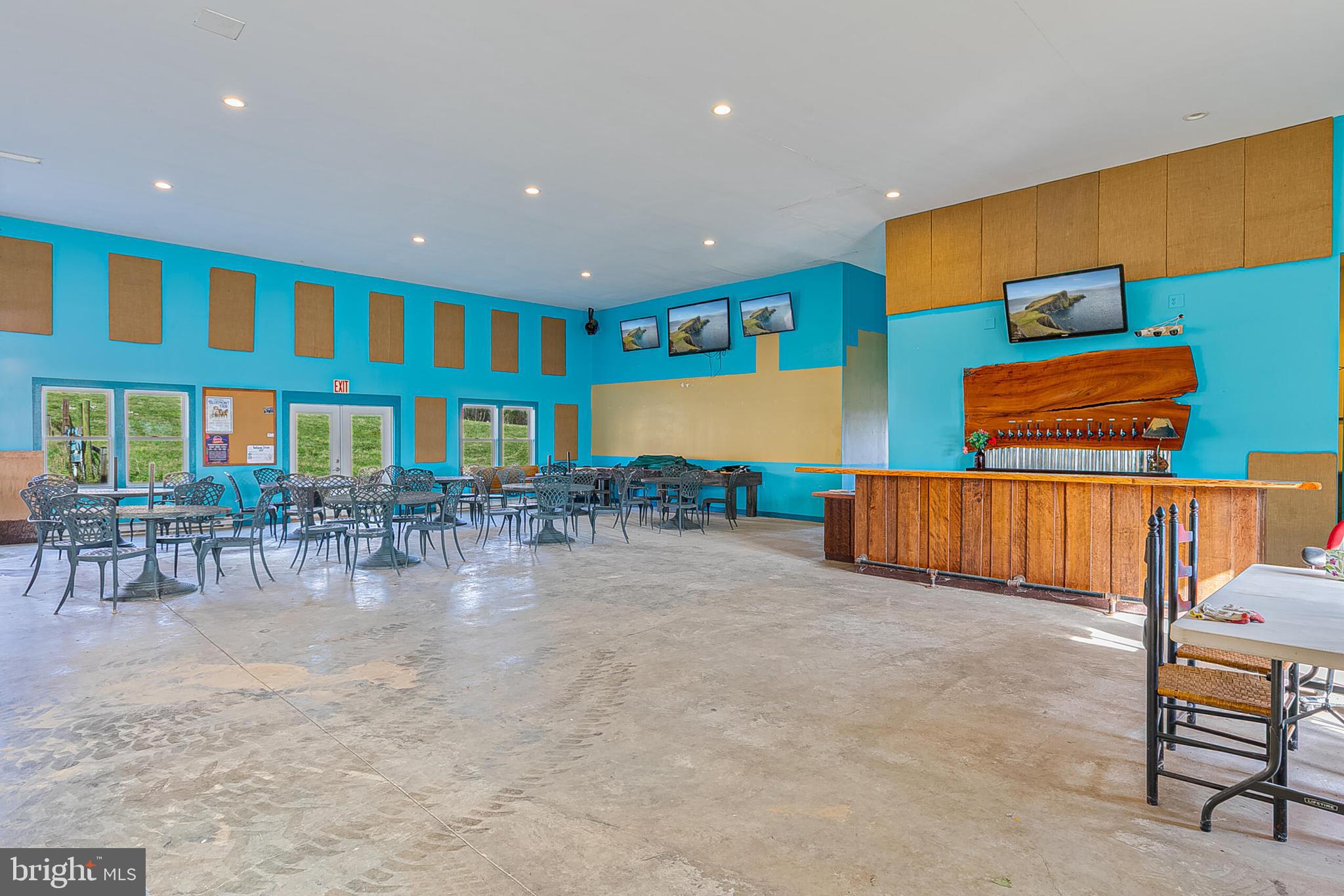 ROUND HILL - Commercial Sale