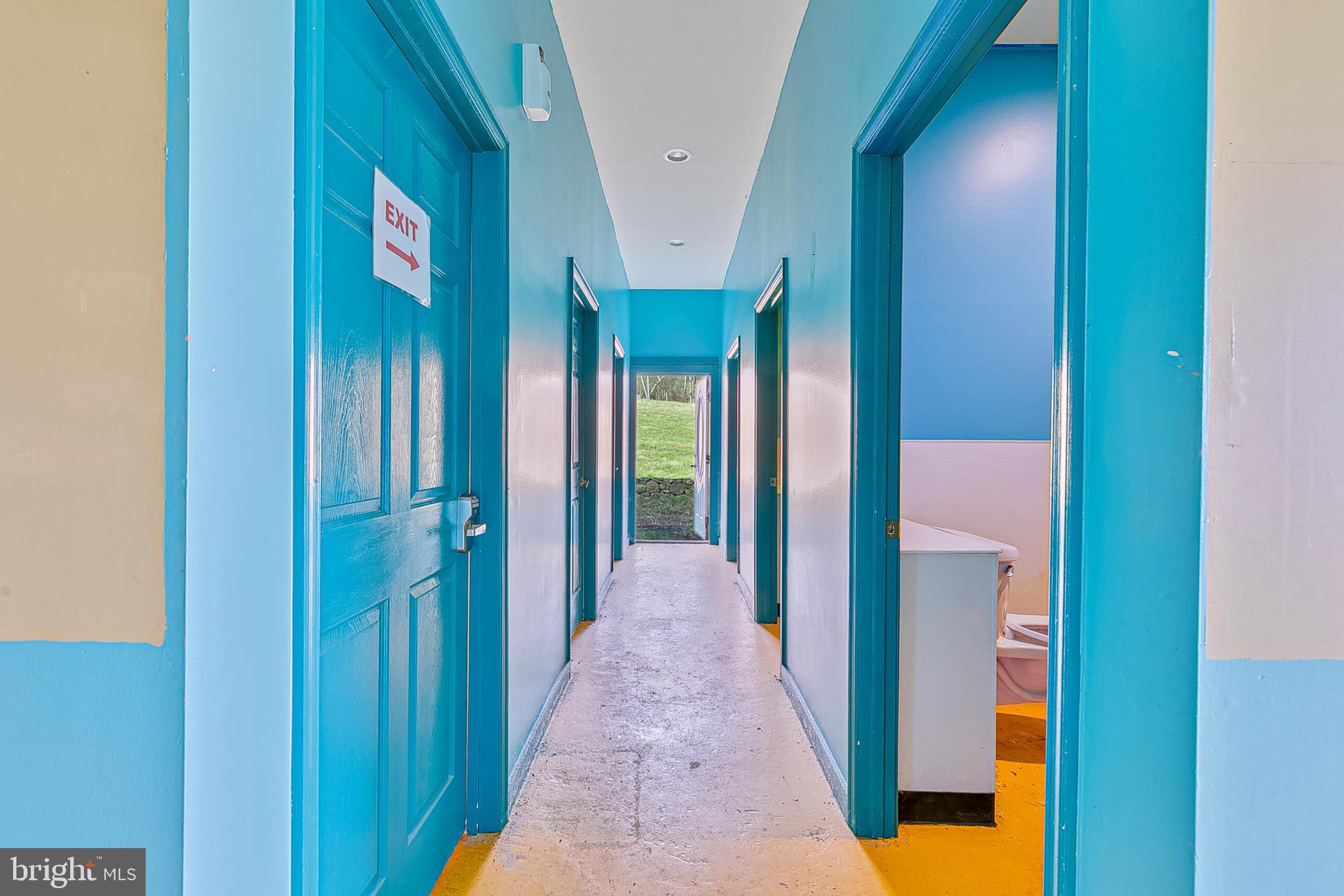 ROUND HILL - Commercial Sale