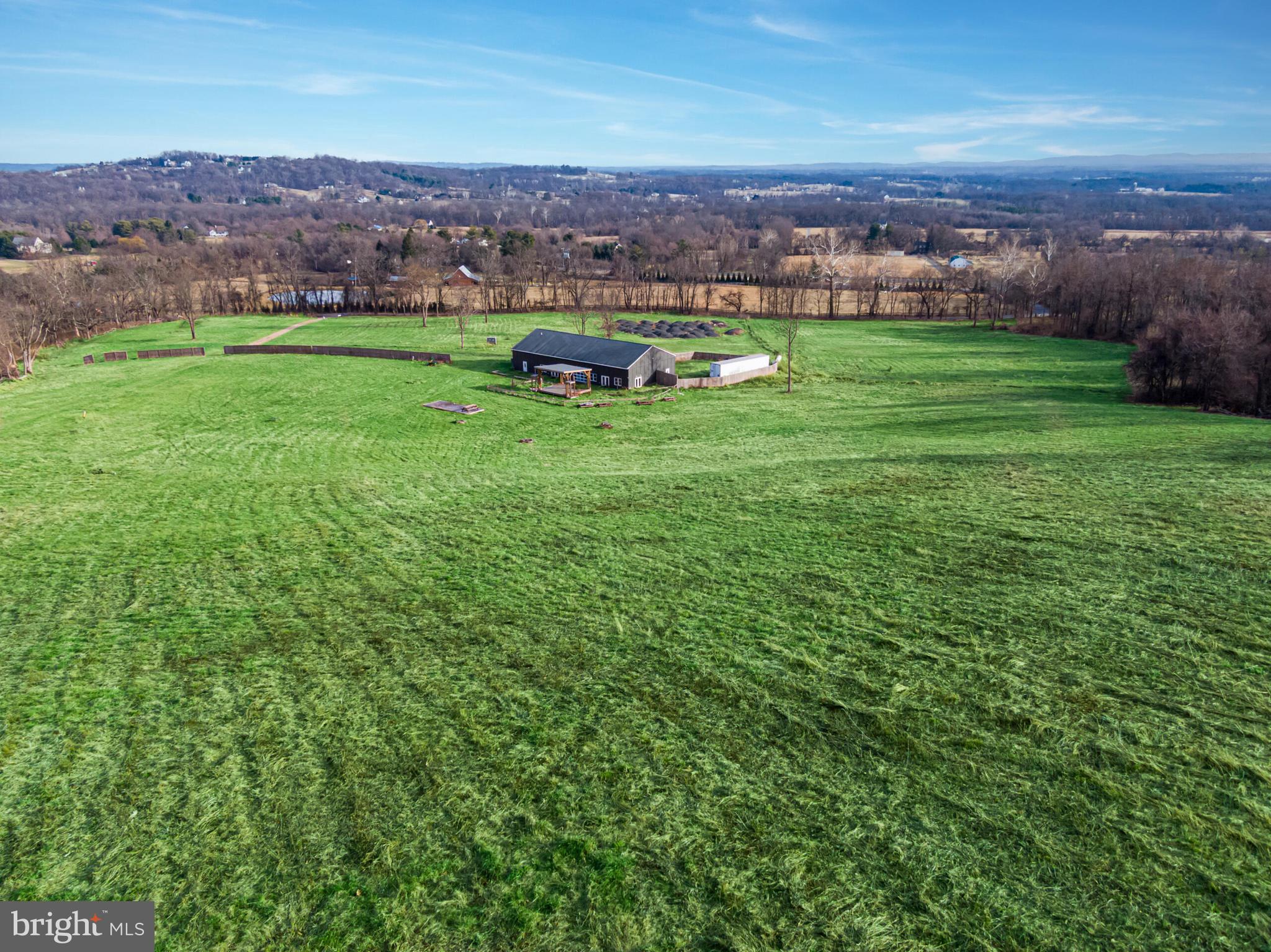 ROUND HILL - Commercial Sale