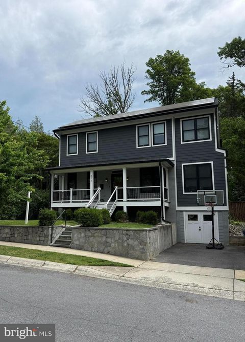 Photo of 611 Mississippi Avenue, SILVER SPRING, MD 20910 (MLS # MDMC2235730)