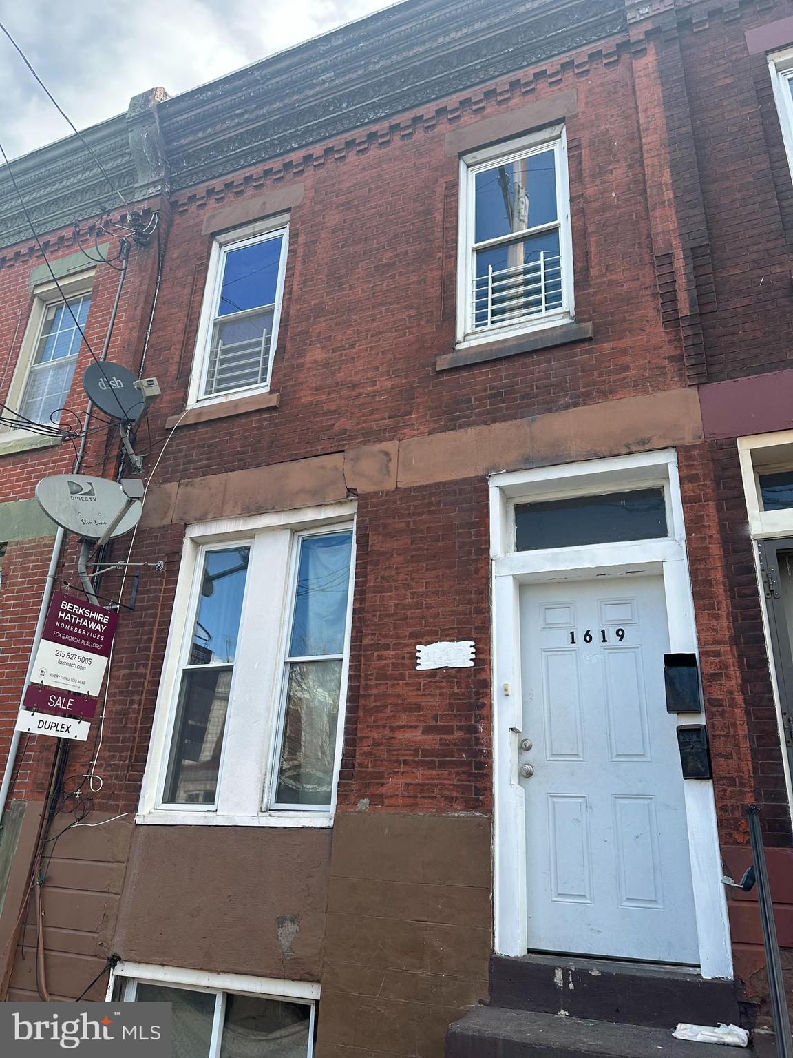 Established 2 unit property for sale in Brewerytown. Duplex with all unit systems separate. Common entrance to a vestibute with 2 separate entrances. First floor unit is vacant and ready for the next owner or investor. Add to your portfolio or start your investment journey in this fast growing community. Property is close to public transportation, area shopping and 76 East and West, the Philadelphia Zoo and the Art Museum.
